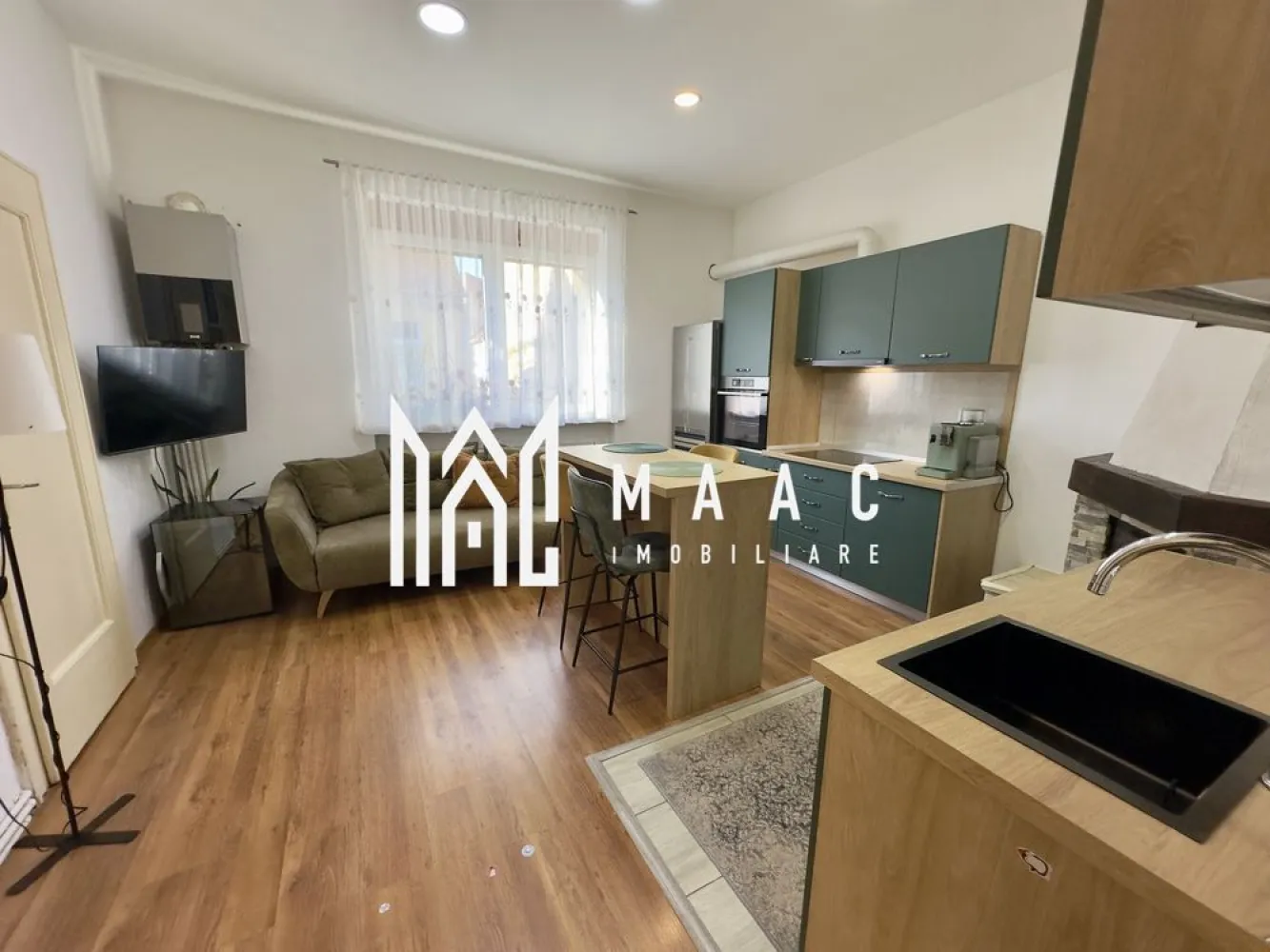 Apartament spațios la casă | renovat complet | cu curte proprie - MAAC Imobiliare vă propune spre vânzare un apartament la casă cu terasă, curte, pivniță și pod mansardabil | Zona Lupeni

Vă prezentăm un apartament la casă, spațios și luminos, situat în zona Lupeni, ideal atât pentru locuit, cât și pentru investiție. Proprietatea îmbină farmecul unei case cu avantajele unui apartament, oferind intimitate, spații generoase și multiple posibilități de amenajare.

Suprafața utilă este de 76 mp, la care se adaugă:
pivniță de aproximativ 30 mp
pod mansardabil, cu certificat de urbanism emis
terasă și curte proprie
Compartimentare:
hol generos
baie
bucătărie cu cămară
2 camere spațioase și luminoase
acces direct din a doua cameră către terasă și curte

Apartamentul a fost renovat în 2023, fiind realizate îmbunătățiri importante:
instalație electrică complet schimbată
centrală termică nouă
bucătărie realizată la comandă, complet mobilată și utilată
finisaje moderne și atent alese
Se predă parțial mobilat și utilat.

Avantaje care fac diferența:
la doar 10 minute de mers pe jos de Piața Mare
5 minute de Promenada Mall
școli, grădinițe, parc și magazine în imediata apropiere
terasă și curte – perfecte pentru relaxare, grătar sau timp petrecut cu familia
pivniță încăpătoare, ideală pentru depozitare
pod mansardabil cu potențial excelent de extindere
dressing mare în dormitor
șemineu pe lemne, care oferă un plus de confort și atmosferă
zonă liniștită, cu acces rapid către centrul orașului
locuință luminoasă, bine compartimentată și pregătită pentru mutare

Proprietatea este ideală pentru cei care își doresc liniștea unei case, fără să renunțe la avantajele unei locații apropiate de centru.

Pentru detalii suplimentare, consultanță sau programarea unei vizionări, va rugăm să ne contactati specificand ID: CP3070284
