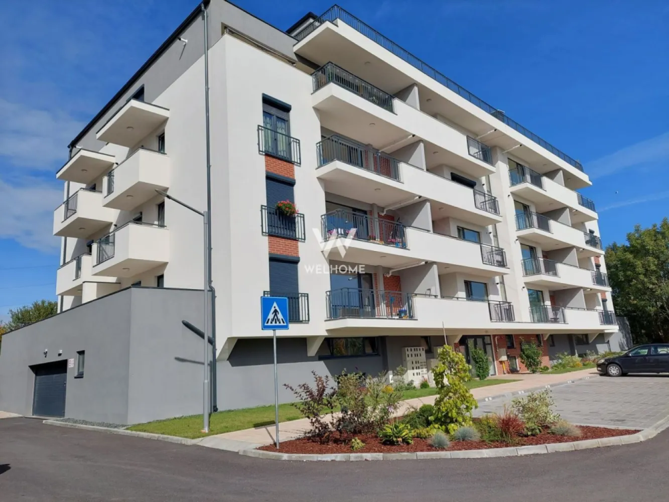 Apartament 3 camere si terasa - Turnisor, Sibiu - Apartament Premium potrivit oricarei generatii, 3 camere, calitate si confort - Turnisor, Sibiu
Ansamblu residential privat, compus din 7 blocuri a cate 35 apartamente. 
Distanta relativ scurta pana la Aeroport, Metro, Autostrada, statii de autobus, farmacii, scoli si gradinite.

Situat la etajul 3 intermediar, imobil cu lift in bloc cu regim D+P+3E+ER
Suprafata: 66 mp utili + terasa de 22 mp
Apartamentul se va preda la stadiu de ALB in 2025

Avantaje de a fi Proprietar al acestui apartament:
 - dotari Smart, suprafete vitrate ample, centrala in condensatie, incalzire in pardoseala cu sistem inteligent de control, termostate pe fiecare camera, prize si intrerupatoare, usa metalica la intrare, geamuri termopan 3 foi de sticla cu jaluzele electrice si plase pentru insecte, pereți finisați cu vopsea albă, etc
- bloc cu parcari subterane cat si supraterane si boxa depozitare, lift de ultima generatie
- spatii verzi, zone de agrement, zona sport, parcari vizitatori, buncar, videointerfon, zona BBQ, loc de joaca pentru copii, 
- spatiile comune, casa scarii cat si balcoanele vor fi predate la cheie.

Locuinte perfecte - For Better Living!

Pret vanzare: 125.900 Euro + TVA 

- Locul de parcare se achizitioneaza contra-cost

Tel: 0756.033.943