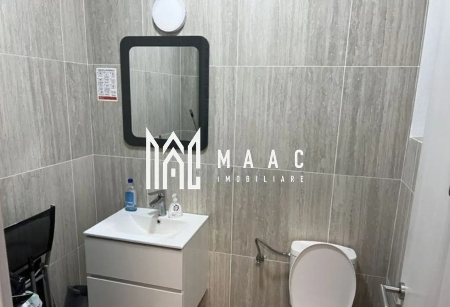 Spatiu Comercial | Open-space | 4 locuri de parcare | 93MPU | Arhitectilor - MAAC Imobiliare vă oferă oportunitatea de a achiziționa un spațiu comercial modern, situat într-o zonă cu trafic intens și vizibilitate excelentă, ideal pentru diverse activități comerciale sau birouri. Acest spațiu beneficiază de o amplasare strategică, într-un cartier în plină dezvoltare, cu o densitate ridicată de locuitori. Caracteristici principale: 🏢 Suprafață construită: 110 mp 📐 Suprafață utilă: 93 mp, compartimentare eficientă – open space, birou și grup sanitar 🚪 Acces dublu: intrare principală + acces secundar pentru aprovizionare 🚗 Parcare inclusă: 4 locuri de parcare private ⚡ Utilități & dotări: curent trifazat, sistem de supraveghere video TVCI, sistem de alarmă Puncte forte: ✔ Poziționare premium – parter de vilă P+2, cu acces rapid și expunere maximă ✔ Vizibilitate ridicată într-o zonă cu trafic auto și pietonal intens ✔ Potrivit pentru multiple activități – ideal pentru showroom, cabinet medical, birouri, retail sau servicii ✔ Investiție avantajoasă într-un cartier aflat în plină dezvoltare Dacă sunteți în căutarea unui spațiu comercial versatil, care să ofere vizibilitate, accesibilitate și funcționalitate, această proprietate reprezintă o oportunitate excelentă. 📞 Pentru informații suplimentare și programarea unei vizionări, contactați MAAC Imobiliare, menționând ID-ul anunțului: CP2388804. }}