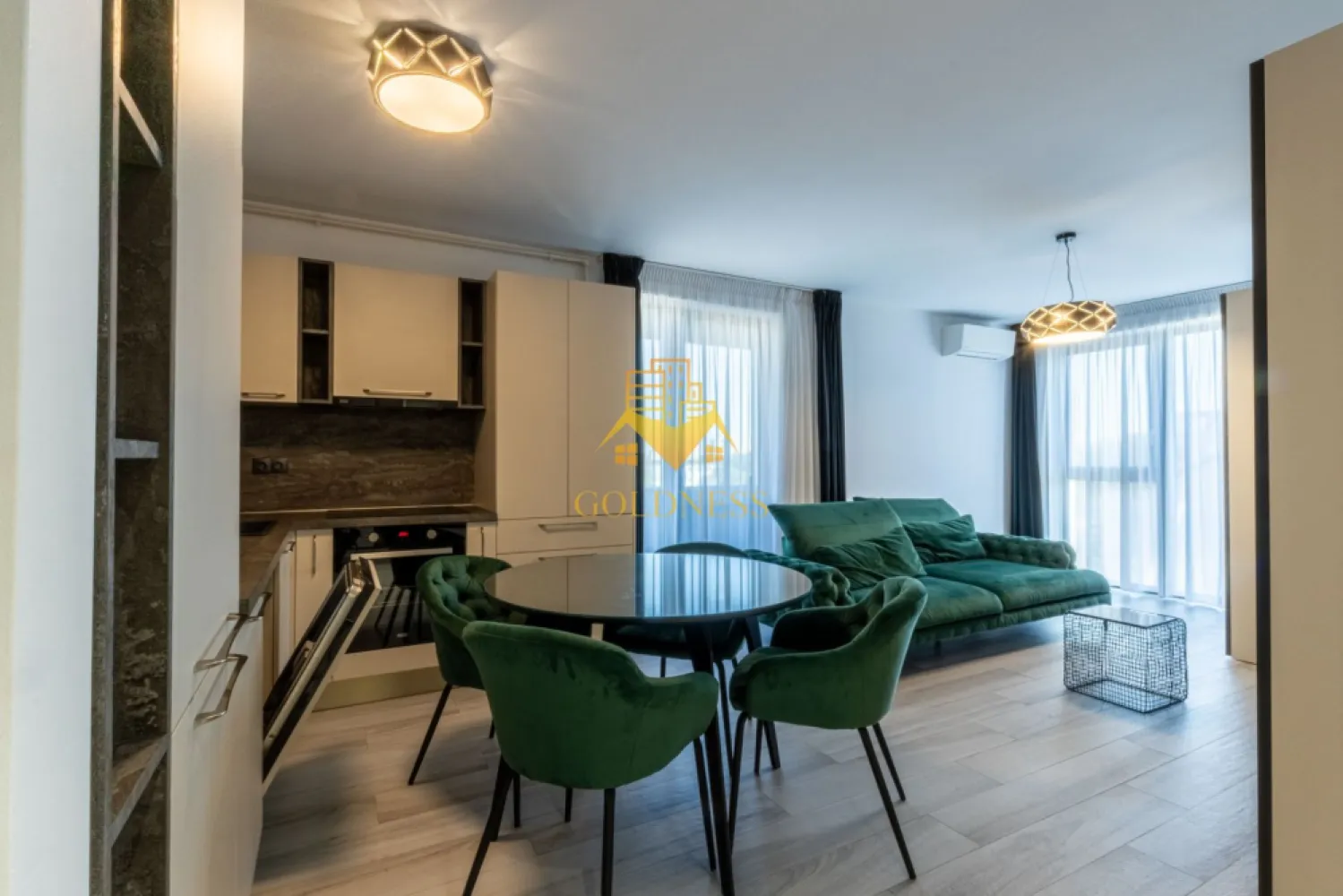 2 camere, modern, bloc nou, parcare, Gheorgheni, Constantin Brancusi - GOLDNESS Imobiliare vă propune spre închiriere un apartament cu 2 camere complet mobilat și utilat, la etajul 5 într-un imobil de 6 etaje, în cartierul Gheorgheni. Apartamentul este compartimentat astfel:
 - dormitor cu pat matrimonial, dressing, noptiere
 - living cu bucatarie open-space complet utilată, canapea extensibla, loc de servit masa 
 - baie cu cabina de dus, calorifer port prosop inox și dulap pentru depozitare.
 - terasa de 6 mp.

Imobilul este dotat cu toate cele necesare- centrală proprie, mașină de spălat haine, frigider, plită electrică, hotă, TV, etc. 
Se află în apropierea stațiilor de transport în comun, magazine, restaurante, spații verzi, farmacii, etc. 
Se poate inchiria parcare cu 50 EURO!

Dacă sunteți interesați de acest apartament și doriți să îl vizionați, dar și pentru alte oferte sau detalii nu ezitați să ne contactați telefonic sau prin e-mail - goldnessimobiliare@gmail.com. Vă stăm la dispoziție!
