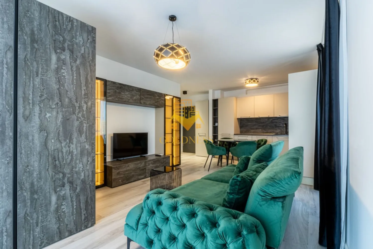 2 camere, modern, bloc nou, parcare, Gheorgheni, Constantin Brancusi - GOLDNESS Imobiliare vă propune spre închiriere un apartament cu 2 camere complet mobilat și utilat, la etajul 5 într-un imobil de 6 etaje, în cartierul Gheorgheni. Apartamentul este compartimentat astfel:
 - dormitor cu pat matrimonial, dressing, noptiere
 - living cu bucatarie open-space complet utilată, canapea extensibla, loc de servit masa 
 - baie cu cabina de dus, calorifer port prosop inox și dulap pentru depozitare.
 - terasa de 6 mp.

Imobilul este dotat cu toate cele necesare- centrală proprie, mașină de spălat haine, frigider, plită electrică, hotă, TV, etc. 
Se află în apropierea stațiilor de transport în comun, magazine, restaurante, spații verzi, farmacii, etc. 
Se poate inchiria parcare cu 50 EURO!

Dacă sunteți interesați de acest apartament și doriți să îl vizionați, dar și pentru alte oferte sau detalii nu ezitați să ne contactați telefonic sau prin e-mail - goldnessimobiliare@gmail.com. Vă stăm la dispoziție!