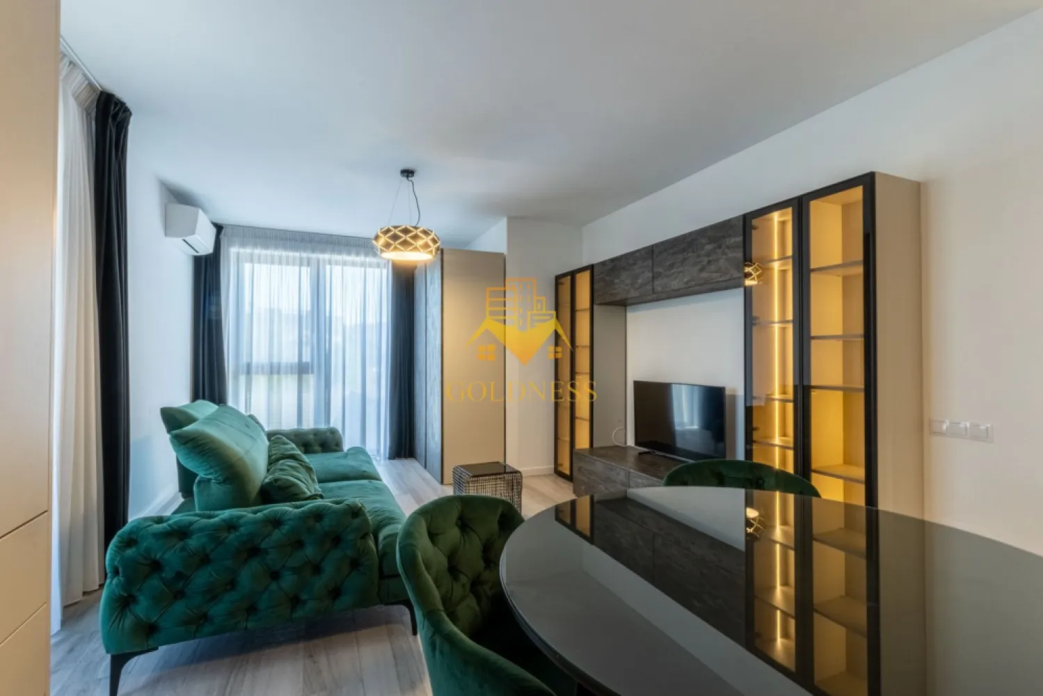2 camere, modern, bloc nou, parcare, Gheorgheni, Constantin Brancusi - GOLDNESS Imobiliare vă propune spre închiriere un apartament cu 2 camere complet mobilat și utilat, la etajul 5 într-un imobil de 6 etaje, în cartierul Gheorgheni. Apartamentul este compartimentat astfel:
 - dormitor cu pat matrimonial, dressing, noptiere
 - living cu bucatarie open-space complet utilată, canapea extensibla, loc de servit masa 
 - baie cu cabina de dus, calorifer port prosop inox și dulap pentru depozitare.
 - terasa de 6 mp.

Imobilul este dotat cu toate cele necesare- centrală proprie, mașină de spălat haine, frigider, plită electrică, hotă, TV, etc. 
Se află în apropierea stațiilor de transport în comun, magazine, restaurante, spații verzi, farmacii, etc. 
Se poate inchiria parcare cu 50 EURO!

Dacă sunteți interesați de acest apartament și doriți să îl vizionați, dar și pentru alte oferte sau detalii nu ezitați să ne contactați telefonic sau prin e-mail - goldnessimobiliare@gmail.com. Vă stăm la dispoziție!
