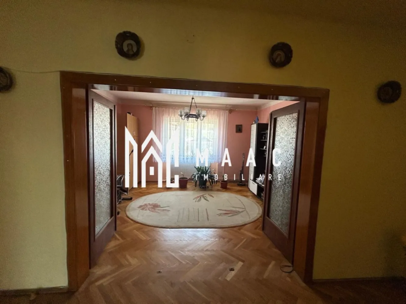 Apartament La Vila I 3 Camere I Etaj 1 I Garaj I Strand - Vă prezentăm o proprietate rară pe piața imobiliară din Sibiu – un apartament elegant și generos, situat la etajul 1 al unei vile din exclusivista zonă Moldovei – Ștrand, una dintre cele mai apreciate locații rezidențiale ale orașului.

Cu o suprafață utilă de 105 mp, această locuință oferă mai mult decât un simplu apartament: oferă intimitatea și confortul unei case, într-un imobil restrâns, cu doar doi proprietari.

Compartimentare:
Living generos și luminos
2 dormitoare decomandate
Bucătărie separată
Baie spațioasă cu geam pentru aerisire naturală
Holuri ample și spații eficient organizate
Elementele care diferențiază această proprietate:
Cotă de 1/2 din terenul total de 450 mp
Acces auto în curte
Garaj propriu
Bucătărie de vară
Zonă amenajată pentru barbeque și relaxare
2 pivnițe
Cotă de 1/2 din podul mansardabil – ideal pentru amenajare, hobby sau extindere

Un avantaj extrem de rar:

Doar un singur vecin în întreaga vilă – un nivel de intimitate și liniște greu de regăsit în proprietățile clasice de tip apartament

Locație premium:
Zona Moldovei – Ștrand este recunoscută pentru atmosfera liniștită, accesibilitatea excelentă și proximitatea față de școli, zone verzi, magazine și centrul orașului.

De ce este o proprietate specială:

Această locuință se adresează celor care își doresc spațiul și confortul unei case, fără compromisurile unui bloc aglomerat.
 Combinația dintre suprafața generoasă, terenul aferent, anexele incluse și numărul foarte redus de vecini transformă această proprietate într-o oportunitate cu adevărat exclusivă.

O proprietate cu caracter, poziționată într-una dintre cele mai bune zone din Sibiu, ideală pentru o familie care apreciază confortul, intimitatea și valoarea pe termen lung.

Pentru informati si vizionari: CP3071151