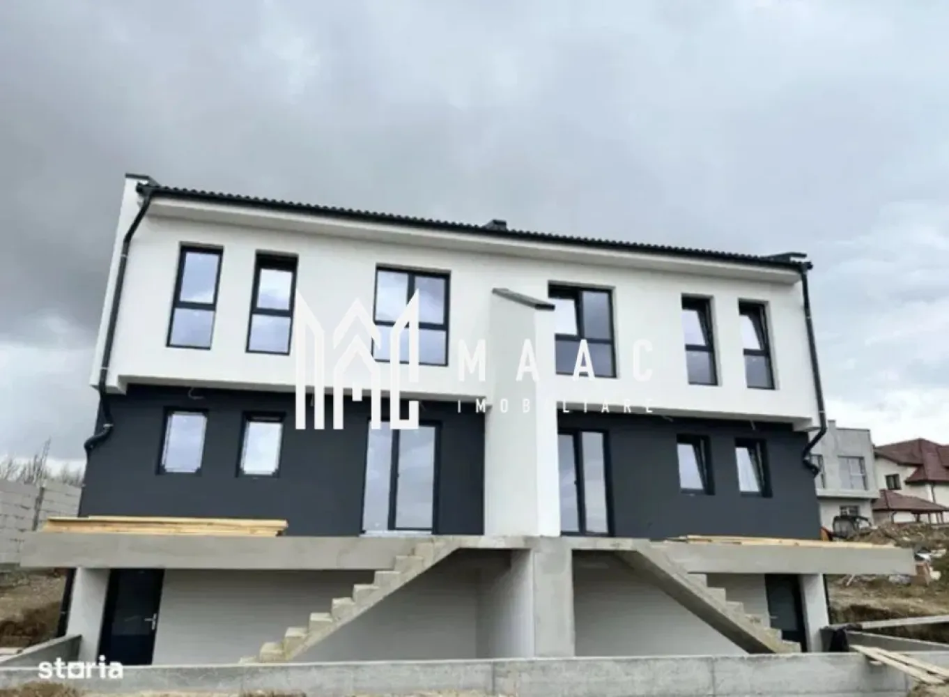 Casa Tip Duplex I 4 Camere I Curte I Cisnadie - MAAC Imobiliare va prezinta o casa cu 4 camere cu regim de inaltime Subsol+Parter+1E+Pod, decomandata, intr-o zona linistita si in imediata apropiere a Orasului Sibiu. Compartimentare : Parter: hol de acces, living cu scara interioara, baie cu aerisire naturala, bucatarie separata si spatioasa cu iesire pe terasa Etaj : hol de acces, 1 dormitor matrimonial cu dressing/baie si balcon propriu, inca 2 dormitoare spatioase si o baie cu geam de aerisire Subsol: pivnita cu spatiu tehnic si o terasa Pod pentru depozitare. Locuinta beneficiaza de o curte libera de 230mp, priveliste panoramica spre munti, teren imprejmuit si curte partial pavata + spatiu verde Casa se va preda la stadiul de alb in interior si la cheie in exterior cu aproximatie in iulie 2025. Se poate achizitiona atat cash cat si prin credit. Caile de acces pana la proprietate sunt 90% amenajate si iluminate stradal. Pentru mai multe detalii sau vizionari mentionati ID : CP2388565 }}