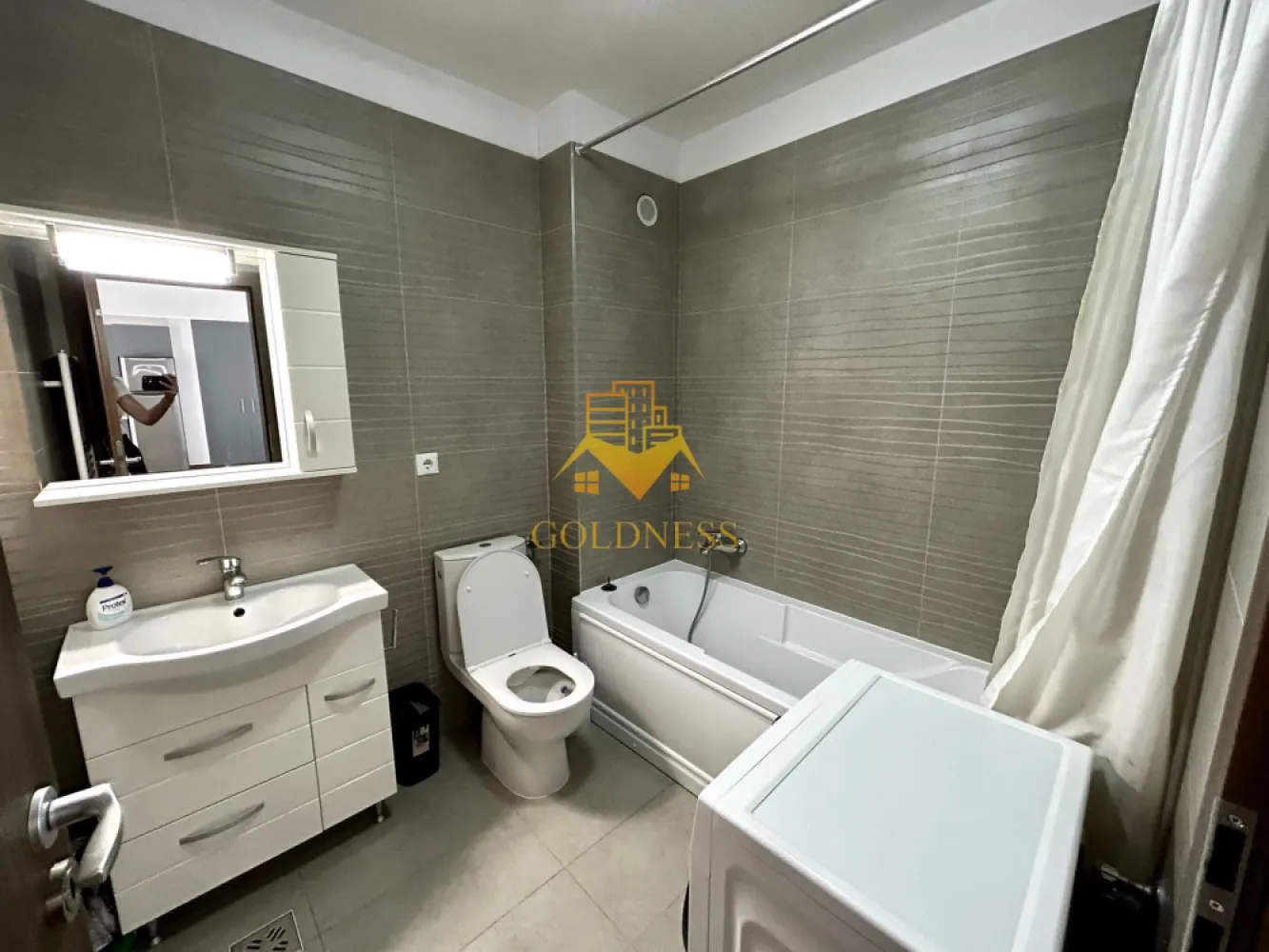 2 camere open space, Storia Cucina, Parcare, Zona Eroilor, Floresti - GOLDNESS Imobiliare vă propune spre închiriere un apartament cu 2 camere complet mobilat și utilat, la etajul 2 într-un imobil de 4 etaje, în Floresti.
Dispune de un loc de parcare!
Se află în apropierea stațiilor de transport în comun, magazine, restaurante, spații verzi, farmacii, etc. 

Apartamentul este compartimentat astfel:
 - dormitor cu pat matrimonial, dressing, noptiere
 - living cu bucatarie open space complet utilată și mobilată, canapea extensibilă, loc de servit masa 
 - baie cu cada, calorifer port prosop și dulap pentru depozitare.
 - terasa de 7 mp

Imobilul este dotat cu toate cele necesare- centrală proprie, frigider, aragaz, hotă, mașină de spălat haine, etc. 

Dacă sunteți interesați de acest apartament și doriți să îl vizionați, dar și pentru alte oferte nu ezitați să ne contactați telefonic sau prin e-mail. Vă stăm la dispoziție!
Pentru intermediere se percepe un comision de 50% din prețul chiriei!