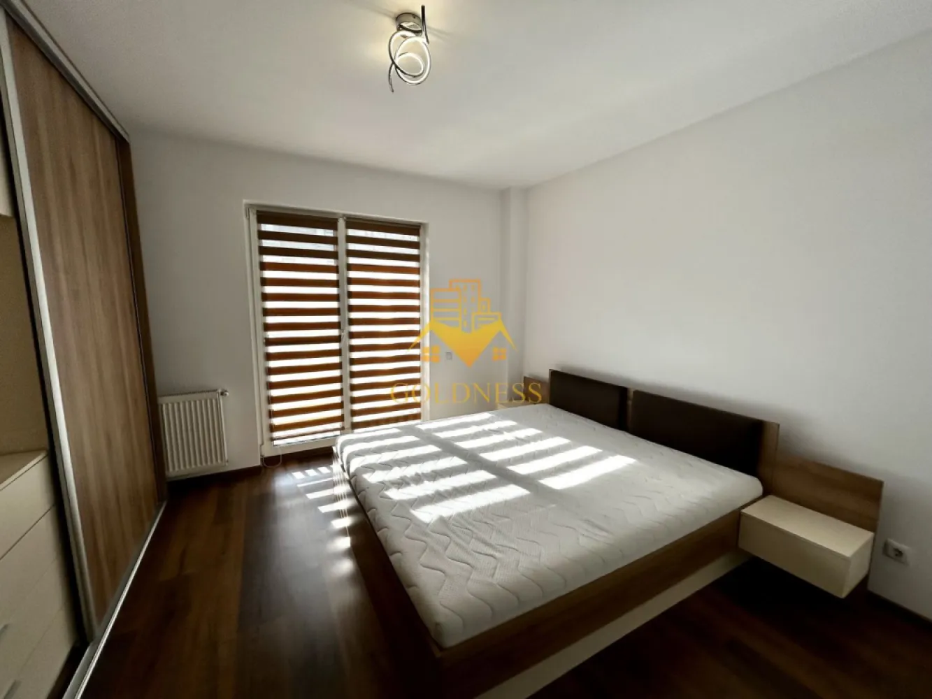 2 camere open space, Storia Cucina, Parcare, Zona Eroilor, Floresti - GOLDNESS Imobiliare vă propune spre închiriere un apartament cu 2 camere complet mobilat și utilat, la etajul 2 într-un imobil de 4 etaje, în Floresti.
Dispune de un loc de parcare!
Se află în apropierea stațiilor de transport în comun, magazine, restaurante, spații verzi, farmacii, etc. 

Apartamentul este compartimentat astfel:
 - dormitor cu pat matrimonial, dressing, noptiere
 - living cu bucatarie open space complet utilată și mobilată, canapea extensibilă, loc de servit masa 
 - baie cu cada, calorifer port prosop și dulap pentru depozitare.
 - terasa de 7 mp

Imobilul este dotat cu toate cele necesare- centrală proprie, frigider, aragaz, hotă, mașină de spălat haine, etc. 

Dacă sunteți interesați de acest apartament și doriți să îl vizionați, dar și pentru alte oferte nu ezitați să ne contactați telefonic sau prin e-mail. Vă stăm la dispoziție!
Pentru intermediere se percepe un comision de 50% din prețul chiriei!