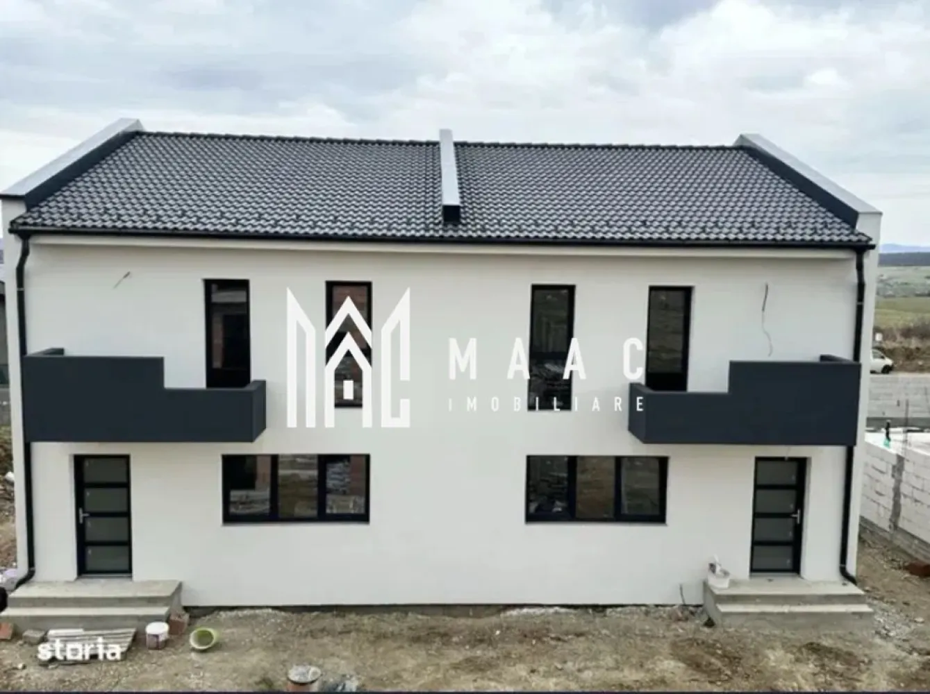 Casa Tip Duplex I 4 Camere I Curte I Cisnadie - MAAC Imobiliare va prezinta o casa cu 4 camere cu regim de inaltime Subsol+Parter+1E+Pod, decomandata, intr-o zona linistita si in imediata apropiere a Orasului Sibiu. Compartimentare : Parter: hol de acces, living cu scara interioara, baie cu aerisire naturala, bucatarie separata si spatioasa cu iesire pe terasa Etaj : hol de acces, 1 dormitor matrimonial cu dressing/baie si balcon propriu, inca 2 dormitoare spatioase si o baie cu geam de aerisire Subsol: pivnita cu spatiu tehnic si o terasa Pod pentru depozitare. Locuinta beneficiaza de o curte libera de 230mp, priveliste panoramica spre munti, teren imprejmuit si curte partial pavata + spatiu verde Casa se va preda la stadiul de alb in interior si la cheie in exterior cu aproximatie in iulie 2025. Se poate achizitiona atat cash cat si prin credit. Caile de acces pana la proprietate sunt 90% amenajate si iluminate stradal. Pentru mai multe detalii sau vizionari mentionati ID : CP2388565 }}
