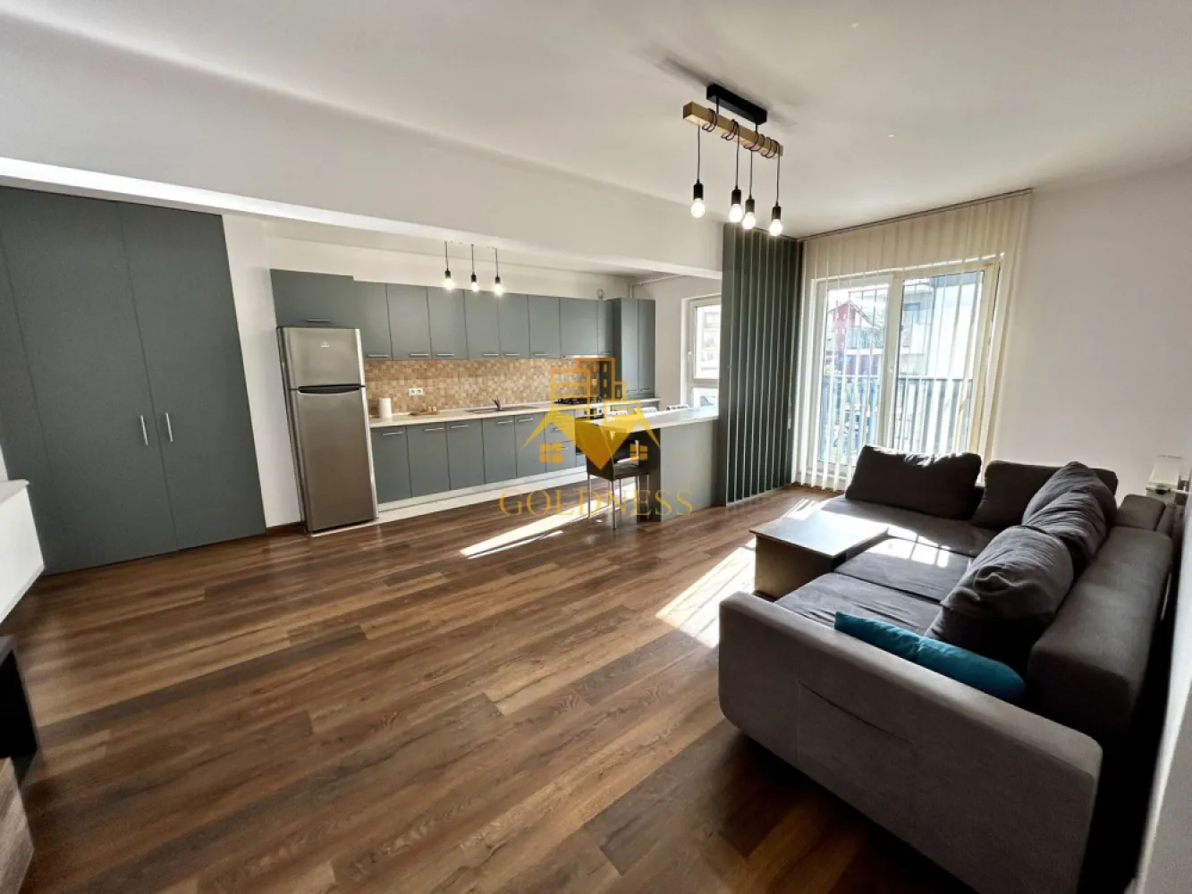 2 camere open space, Storia Cucina, Parcare, Zona Eroilor, Floresti - GOLDNESS Imobiliare vă propune spre închiriere un apartament cu 2 camere complet mobilat și utilat, la etajul 2 într-un imobil de 4 etaje, în Floresti.
Dispune de un loc de parcare!
Se află în apropierea stațiilor de transport în comun, magazine, restaurante, spații verzi, farmacii, etc. 

Apartamentul este compartimentat astfel:
 - dormitor cu pat matrimonial, dressing, noptiere
 - living cu bucatarie open space complet utilată și mobilată, canapea extensibilă, loc de servit masa 
 - baie cu cada, calorifer port prosop și dulap pentru depozitare.
 - terasa de 7 mp

Imobilul este dotat cu toate cele necesare- centrală proprie, frigider, aragaz, hotă, mașină de spălat haine, etc. 

Dacă sunteți interesați de acest apartament și doriți să îl vizionați, dar și pentru alte oferte nu ezitați să ne contactați telefonic sau prin e-mail. Vă stăm la dispoziție!
Pentru intermediere se percepe un comision de 50% din prețul chiriei!