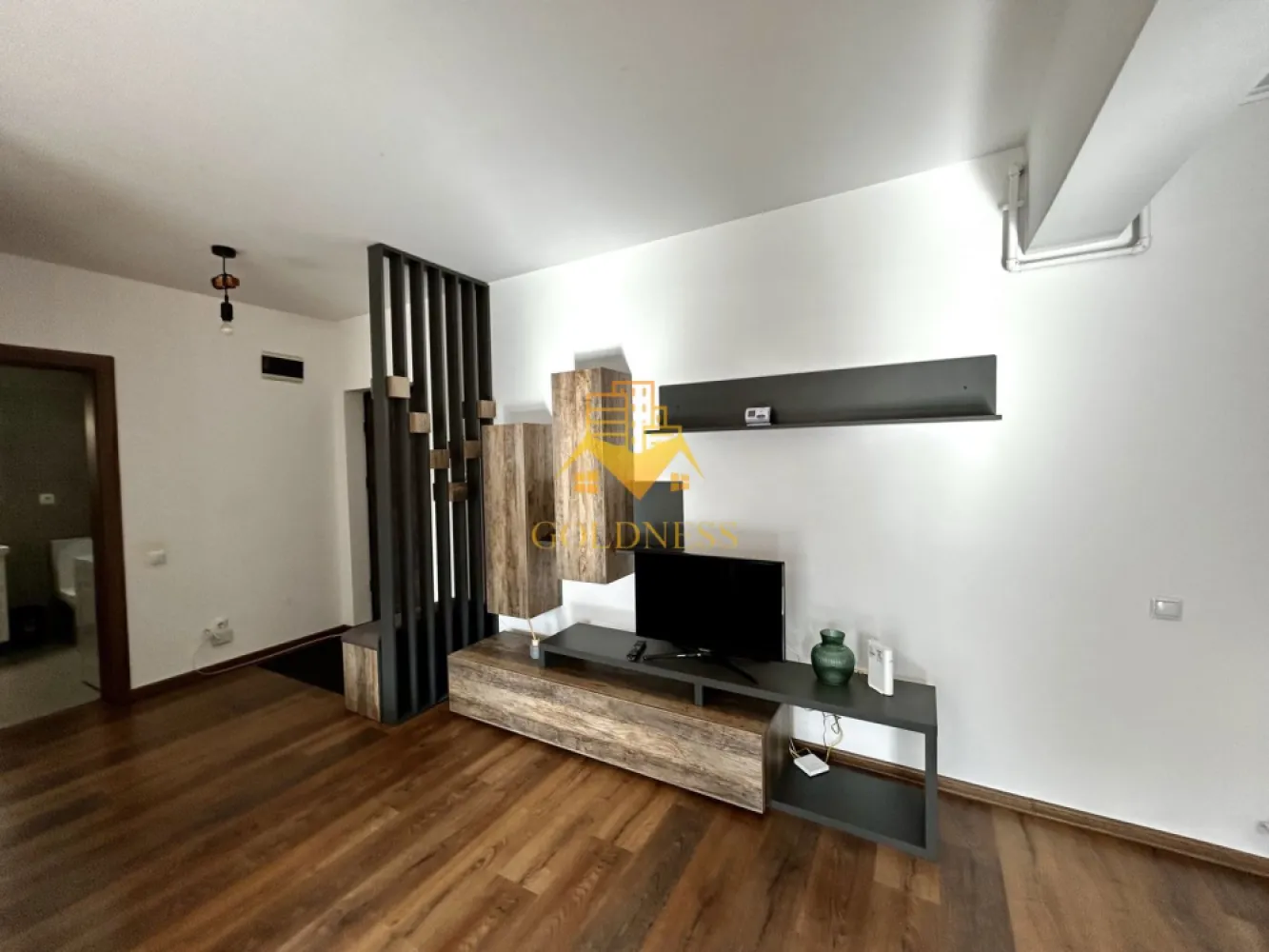 2 camere open space, Storia Cucina, Parcare, Zona Eroilor, Floresti - GOLDNESS Imobiliare vă propune spre închiriere un apartament cu 2 camere complet mobilat și utilat, la etajul 2 într-un imobil de 4 etaje, în Floresti.
Dispune de un loc de parcare!
Se află în apropierea stațiilor de transport în comun, magazine, restaurante, spații verzi, farmacii, etc. 

Apartamentul este compartimentat astfel:
 - dormitor cu pat matrimonial, dressing, noptiere
 - living cu bucatarie open space complet utilată și mobilată, canapea extensibilă, loc de servit masa 
 - baie cu cada, calorifer port prosop și dulap pentru depozitare.
 - terasa de 7 mp

Imobilul este dotat cu toate cele necesare- centrală proprie, frigider, aragaz, hotă, mașină de spălat haine, etc. 

Dacă sunteți interesați de acest apartament și doriți să îl vizionați, dar și pentru alte oferte nu ezitați să ne contactați telefonic sau prin e-mail. Vă stăm la dispoziție!
Pentru intermediere se percepe un comision de 50% din prețul chiriei!