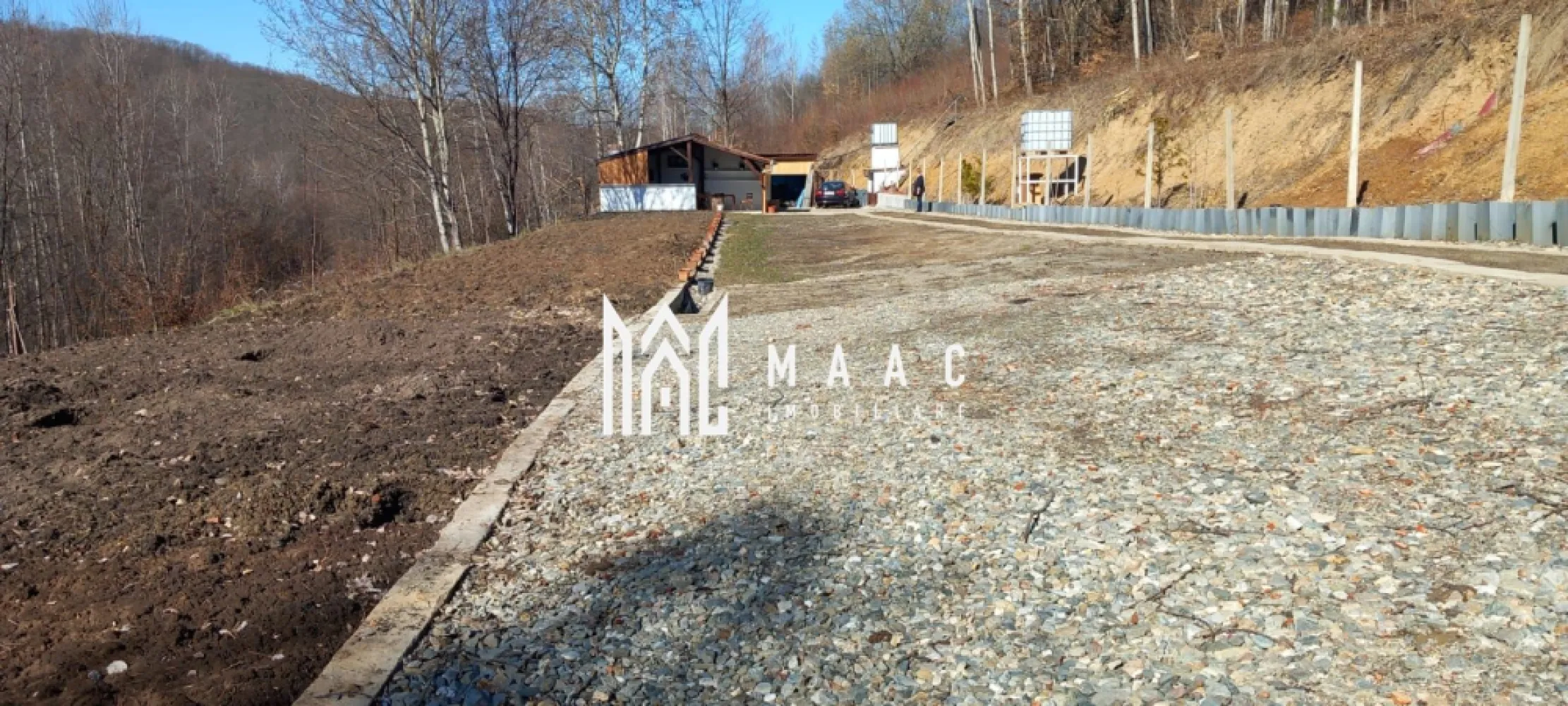 Teren Intravilan 1500 mp I Cisnadioara - MAAC Imobiliare va propune spre vanzare un teren intravilan situat in zona Pensiunii Apfelhaus din Cisnadioara. Locatia este unica, foarte frumoasa; terenul este inconjurat de padure ceea ce-i confera intimitate si liniste. Orientarea sudica face peisajul insorit si pune in valoare privelistea superba, spre munti. Deschidere de 25 ml. Utilitatile -in proximitate( la circa 100 m de proprietate). Exista o constructie usoara in partea din spate a terenului, amenajata pentru relaxare. Aceasta cuprinde: o bucatarie de vara cu un cuptor pe lemne, o camera si o magazie. Zona este in plina dezvoltare, cu bun potential imobiliar, pretabila atat pentru constructii pentru rezidenta cat si pentru investitie. Pentru mai multe detalii va rugam precizati telefonic ca ati vazut anuntul cu ID: CP2379173. }}