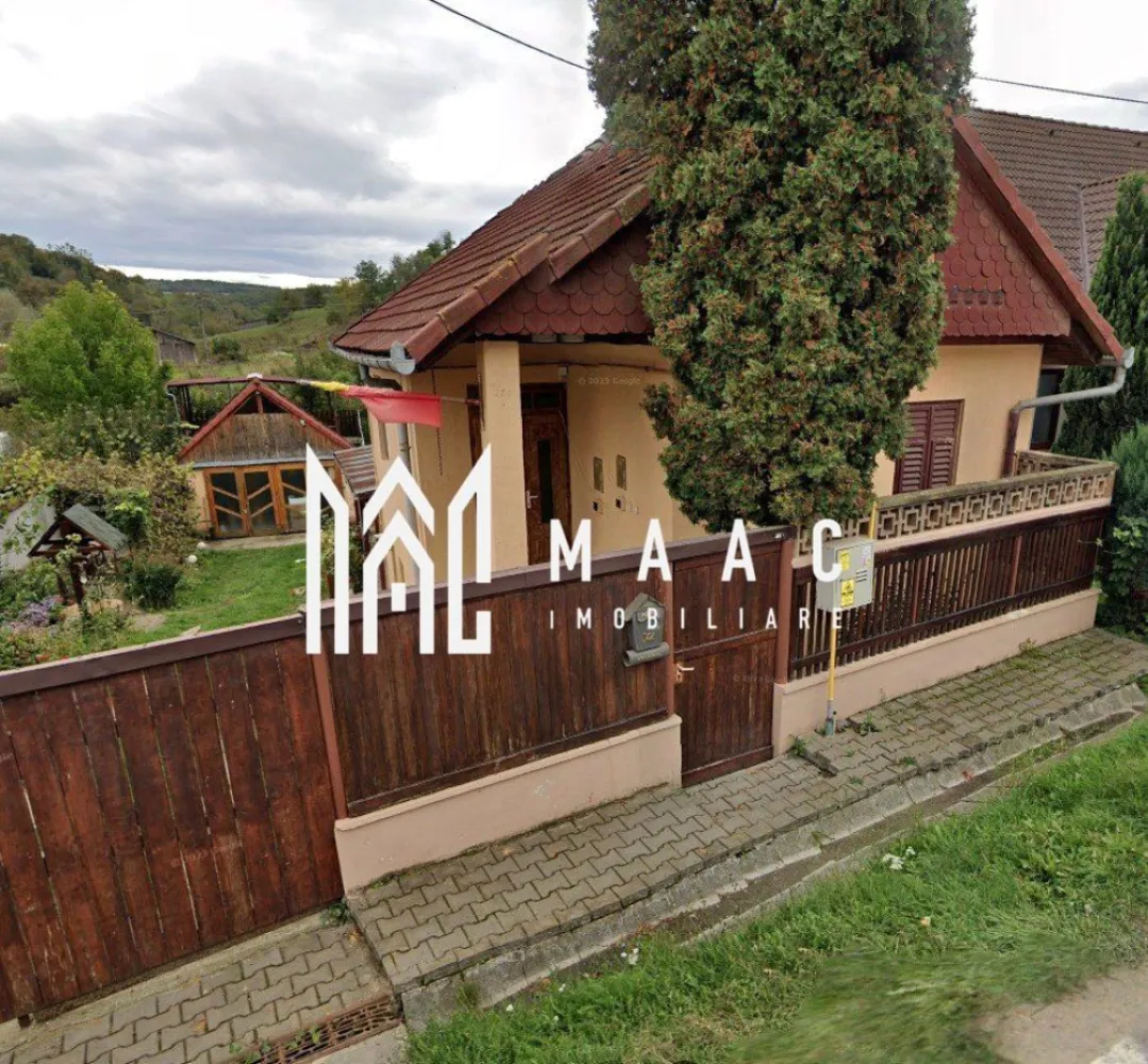 Casă individuală 3 camere | Curte I Grădină I Seica Mica - MAAC Imobiliare vă oferă spre vânzare o casă individuală situată în Șeica Mică, cu o suprafață utilă de 90 mp, compartimentată astfel: -demisol: hol, baie, bucătărie, living , cămară, debara, pivniță. -parter înalt: hol, 2 camere, baie Garaj - deasupra lui- cameră cu terasă. Curte de 742 mp + gradină. Racordată la toate utilitățile, centrală termică Vaillant, mașină de spălat Miele, cablu TV & internet, camere de supraveghere Acoperiș nou, cu țiglă schimbată și căpriori înlocuiți, izolație exterioară de 10 cm. Se vinde utilată și mobilată. Pentru mai multe informații, specificați ca ați văzut anunțul cu ID: CP2388207. }}