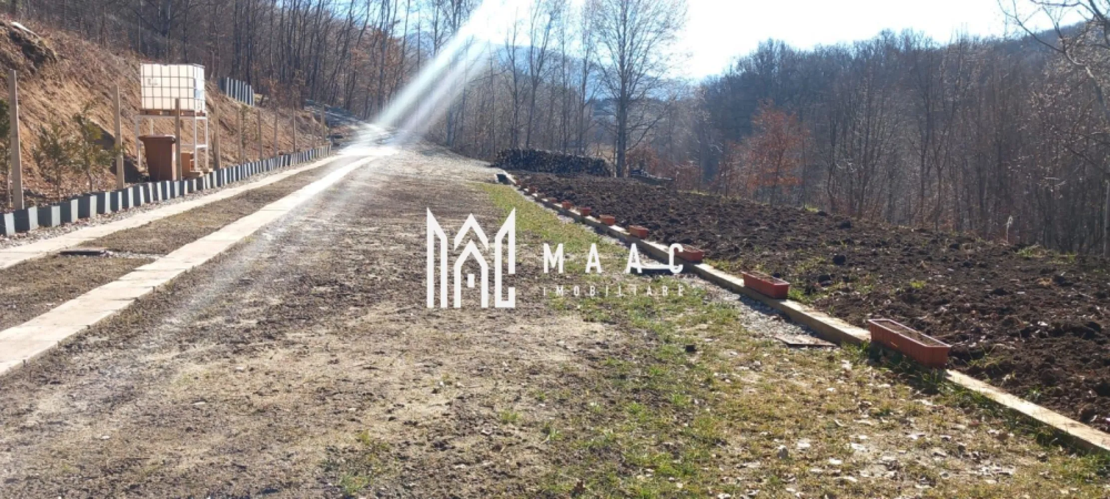 Teren Intravilan 1500 mp I Cisnadioara - MAAC Imobiliare va propune spre vanzare un teren intravilan situat in zona Pensiunii Apfelhaus din Cisnadioara. Locatia este unica, foarte frumoasa; terenul este inconjurat de padure ceea ce-i confera intimitate si liniste. Orientarea sudica face peisajul insorit si pune in valoare privelistea superba, spre munti. Deschidere de 25 ml. Utilitatile -in proximitate( la circa 100 m de proprietate). Exista o constructie usoara in partea din spate a terenului, amenajata pentru relaxare. Aceasta cuprinde: o bucatarie de vara cu un cuptor pe lemne, o camera si o magazie. Zona este in plina dezvoltare, cu bun potential imobiliar, pretabila atat pentru constructii pentru rezidenta cat si pentru investitie. Pentru mai multe detalii va rugam precizati telefonic ca ati vazut anuntul cu ID: CP2379173. }}