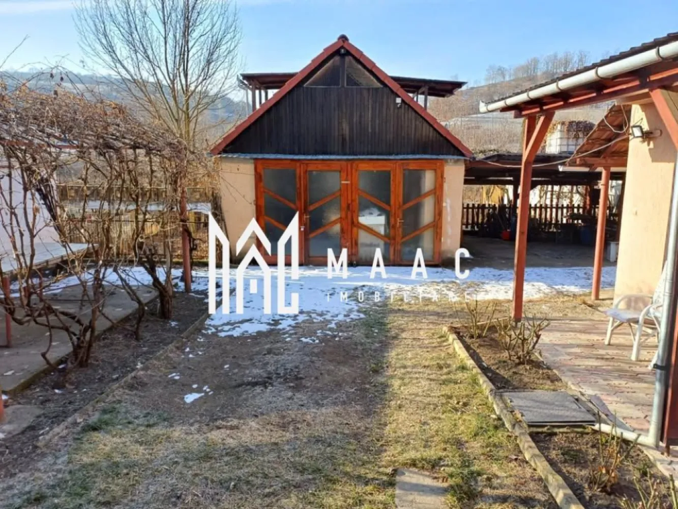 Casă individuală 3 camere | Curte I Grădină I Seica Mica - MAAC Imobiliare vă oferă spre vânzare o casă individuală situată în Șeica Mică, cu o suprafață utilă de 90 mp, compartimentată astfel: -demisol: hol, baie, bucătărie, living , cămară, debara, pivniță. -parter înalt: hol, 2 camere, baie Garaj - deasupra lui- cameră cu terasă. Curte de 742 mp + gradină. Racordată la toate utilitățile, centrală termică Vaillant, mașină de spălat Miele, cablu TV & internet, camere de supraveghere Acoperiș nou, cu țiglă schimbată și căpriori înlocuiți, izolație exterioară de 10 cm. Se vinde utilată și mobilată. Pentru mai multe informații, specificați ca ați văzut anunțul cu ID: CP2388207. }}