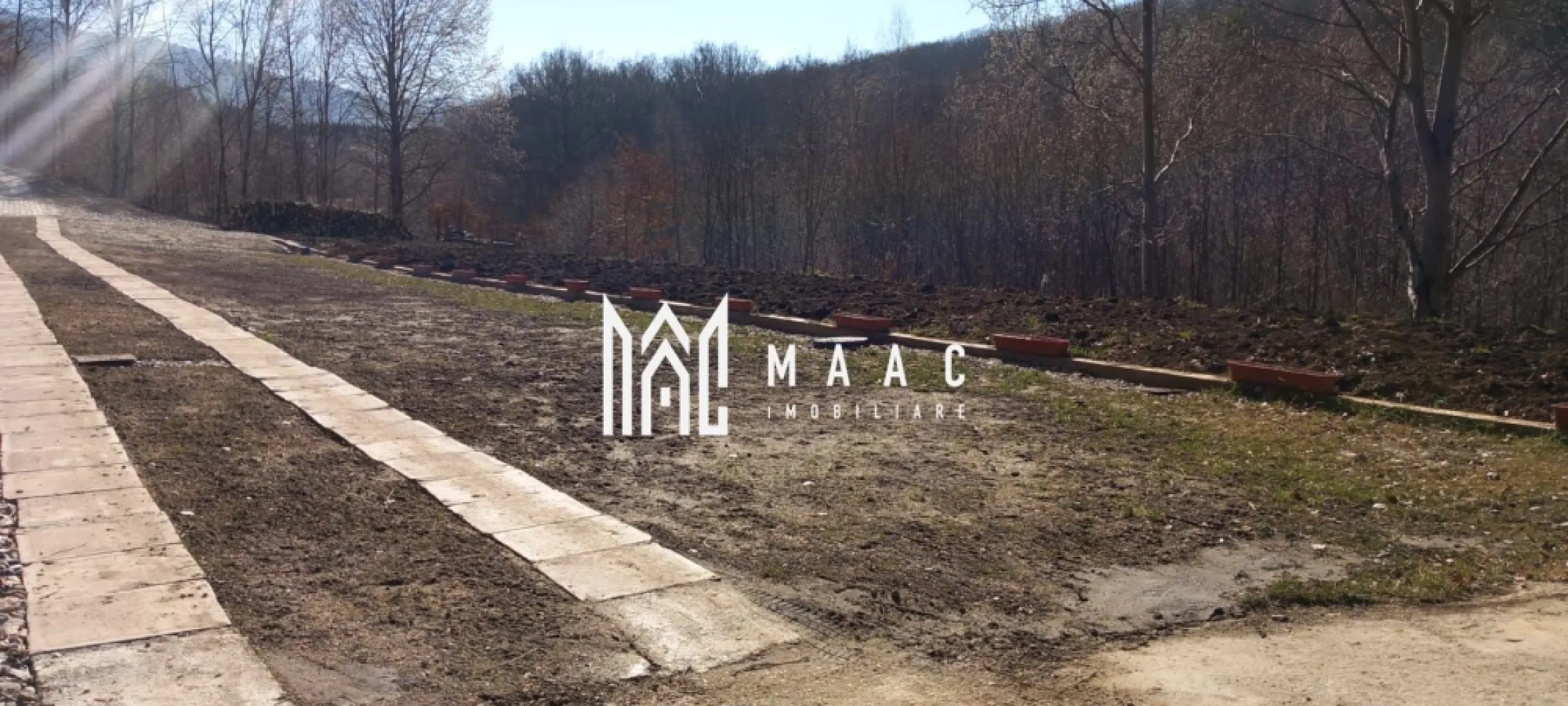 Teren Intravilan 1500 mp I Cisnadioara - MAAC Imobiliare va propune spre vanzare un teren intravilan situat in zona Pensiunii Apfelhaus din Cisnadioara. Locatia este unica, foarte frumoasa; terenul este inconjurat de padure ceea ce-i confera intimitate si liniste. Orientarea sudica face peisajul insorit si pune in valoare privelistea superba, spre munti. Deschidere de 25 ml. Utilitatile -in proximitate( la circa 100 m de proprietate). Exista o constructie usoara in partea din spate a terenului, amenajata pentru relaxare. Aceasta cuprinde: o bucatarie de vara cu un cuptor pe lemne, o camera si o magazie. Zona este in plina dezvoltare, cu bun potential imobiliar, pretabila atat pentru constructii pentru rezidenta cat si pentru investitie. Pentru mai multe detalii va rugam precizati telefonic ca ati vazut anuntul cu ID: CP2379173. }}