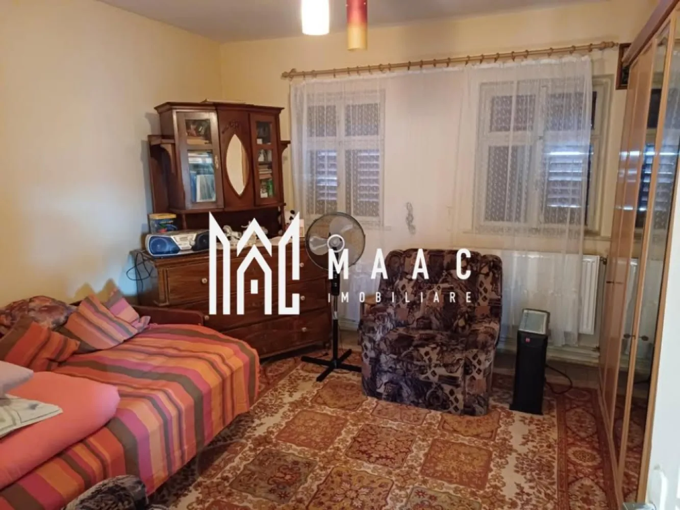 Casă individuală 3 camere | Curte I Grădină I Seica Mica - MAAC Imobiliare vă oferă spre vânzare o casă individuală situată în Șeica Mică, cu o suprafață utilă de 90 mp, compartimentată astfel: -demisol: hol, baie, bucătărie, living , cămară, debara, pivniță. -parter înalt: hol, 2 camere, baie Garaj - deasupra lui- cameră cu terasă. Curte de 742 mp + gradină. Racordată la toate utilitățile, centrală termică Vaillant, mașină de spălat Miele, cablu TV & internet, camere de supraveghere Acoperiș nou, cu țiglă schimbată și căpriori înlocuiți, izolație exterioară de 10 cm. Se vinde utilată și mobilată. Pentru mai multe informații, specificați ca ați văzut anunțul cu ID: CP2388207. }}