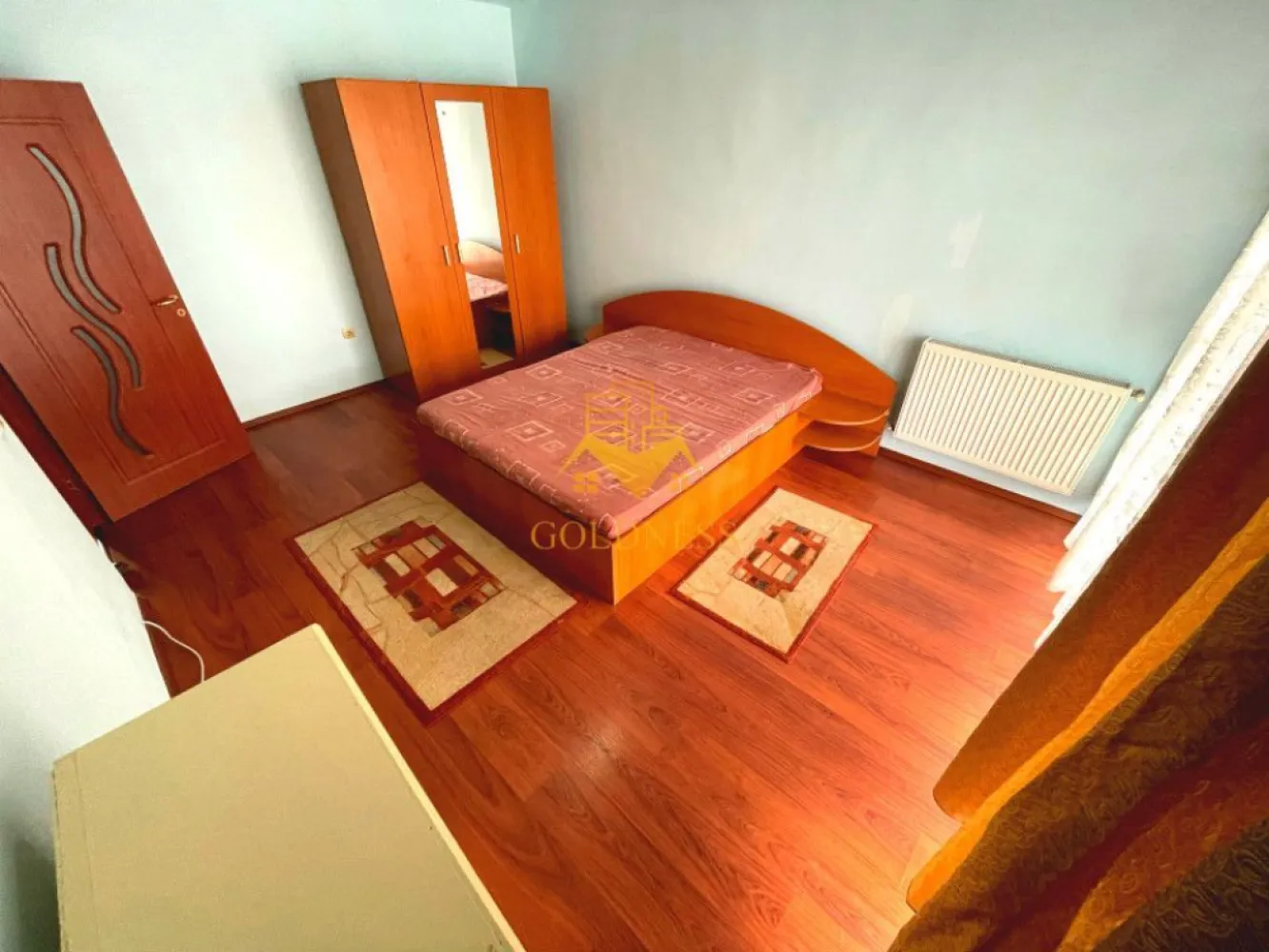 2 camere open space, balcon, Parcare, Strada Eroilor, Floresti - GOLDNESS Imobiliare vă propune spre închiriere un apartament cu 2 camere open-space, complet mobilat și utilat, la etajul 3 într-un imobil de 4, pe strada Eroilor, în Floresti.
Dispune de loc de parcare cu 20 euro/luna!
Apartamentul este compartimentat astfel:
- dormitor cu pat matrimonial, dulap, noptiere, birou
-living cu bucatarie open-space, loc de servit masa, cu o canapea extensibilă
- baie cu cada, geam, calorifer port prosop inox și dulap pentru depozitare 
-balcon deschis de 5 mp 

Imobilul este dotat cu toate cele necesare - centrală proprie, mașină de spălat haine, frigider, aragaz.
Se află în apropierea stațiilor de transport în comun, magazine, spații verzi, farmacii, etc.

Dacă sunteți interesați de acest apartament și doriți să îl vizionați, dar și pentru alte oferte sau detalii nu ezitați să ne contactați telefonic sau prin e-mail. Vă stăm la dispoziție!
Pentru intermediere se percepe un comision de 50% din prețul chiriei!