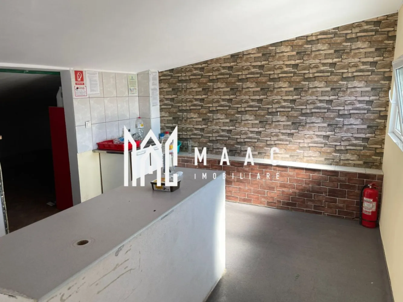 Spatiu comercial | 200 mp | Slimnic - MAAC Imobiliare vă propune spre închiriere un spațiu comercial în Slimnic Suprafață utilă: 200 mp + terasă Destinație anterioară: Restaurant Disponibilitate: Imediată Condiții: Se percepe o garanție echivalentă unei chirii lunare Spațiul este ideal pentru restaurant, cafenea, magazin sau alte activități comerciale. Dispune de o terasă generoasă și are acces facil din stradă. Pentru mai multe detalii sau pentru a programa o vizionare, va rugam specificati telefonic: CP2378965 }}