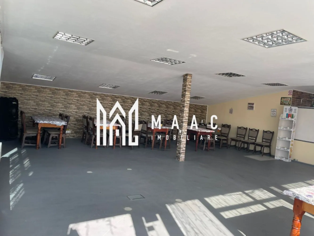 Spatiu comercial | 200 mp | Slimnic - MAAC Imobiliare vă propune spre închiriere un spațiu comercial în Slimnic Suprafață utilă: 200 mp + terasă Destinație anterioară: Restaurant Disponibilitate: Imediată Condiții: Se percepe o garanție echivalentă unei chirii lunare Spațiul este ideal pentru restaurant, cafenea, magazin sau alte activități comerciale. Dispune de o terasă generoasă și are acces facil din stradă. Pentru mai multe detalii sau pentru a programa o vizionare, va rugam specificati telefonic: CP2378965 }}