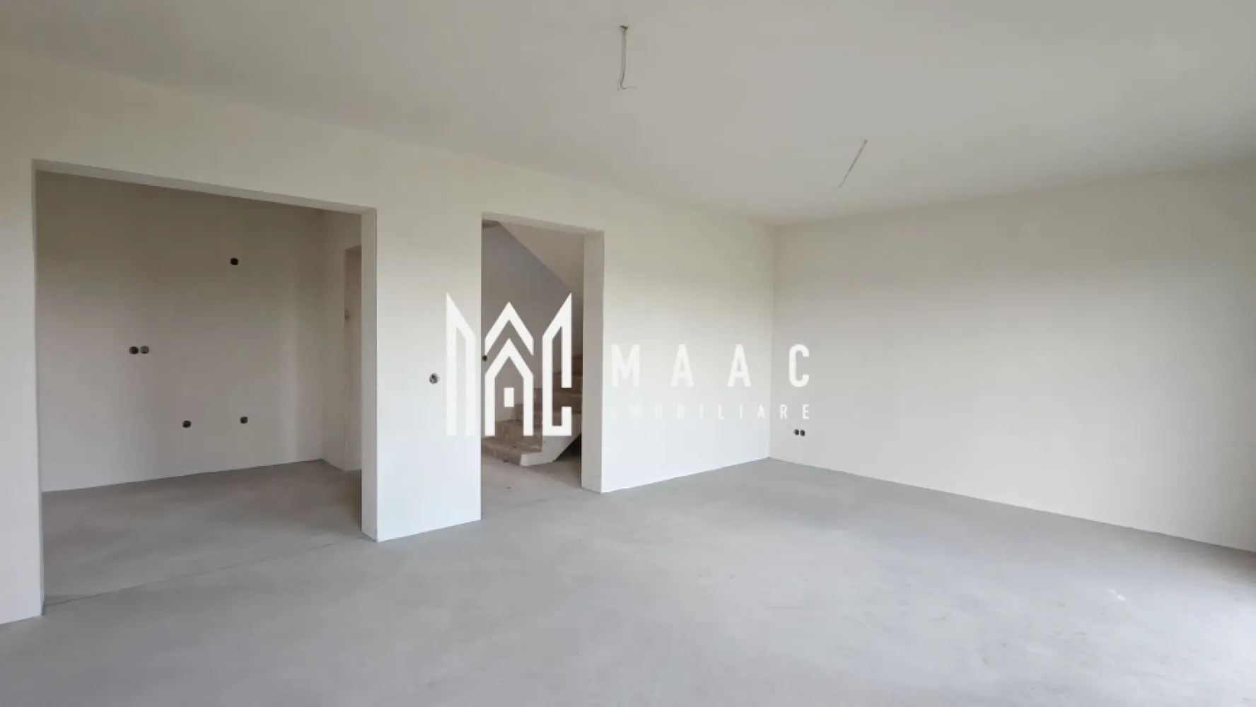 Casă individuală I 5 camere I 120 mpu I Curte 380 mp I Șura Mică - MAAC Imobiliare vă pune la dispoziție o casă nouă, situată într-un cartier rezidențial aflat în plină expansiune, în Sura Mică. Proiectată cu atenție la detalii și construită cu materiale de calitate, această locuință este ideală pentru cei care își doresc un spațiu modern și confortabil. Detalii Tehnice: - Suprafață utilă: 120 mp, - Regim de înălțime: Parter + Etaj + Pod, - Fundație de beton și zidărie Porotherm. Compartimentare: - Parter: Hol de intrare, living spațios, bucătărie închisă cu acces la camera tehnică, birou, baie și casa scării. - Etaj: Hol central, 3 dormitoare luminoase și 2 băi moderne. - Pod: Spațiu accesibil, destinat depozitării. Stadiu Predare: Interior LA ALB: - Centrală termică instalată, - Încălzire în pardoseală la parter, calorifere la etaj, - Ușă principală montată și geamuri termopan Salamander cu 3 foi de sticlă, - Șapă elicopterizată, - Pereți gletuiți și vopsiți, - Instalații electrice și sanitare finalizate și poziționate corespunzător. Exterior LA CHEIE: - Fațadă complet izolată termic și tencuială decorativă, - Terasă exterioară finisată complet, - Gard de împrejmuire realizat, - Curte pavată parțial pentru acces auto și pietonal. Avantaje Locative: - Acces la grădiniță cu program prelungit, școală primară și gimnazială din comună. - Apropiere de Parcul Industrial Șura Mică, Zona Industrială Vest Sibiu și Aeroportul Internațional Sibiu. Contactați-ne pentru mai multe informații sau pentru a programa o vizionare, specificând ID CP 2378080. Această casă este alegerea perfectă pentru o viață liniștită și confortabilă. }}