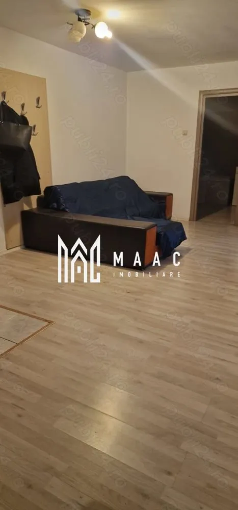 Apartament 3 Camere I Hipodrom III I Balcon - MAAC Imobiliare vă propune spre vânzare un apartament modern cu 3 camere decomandate, situat cartierul Hipodrom III, Sibiu. Acest apartament spațios și bine compartimentat, situat la parter, oferă un confort optim pentru viitorii proprietari, având o suprafață utilă de 77 mp. ✅ Compartimentare inteligentă: Living generos cu bucătărie open-space Două dormitoare luminoase Baie modernă Hol spațios, ce facilitează accesul către toate încăperile Balcon tip logie, ideal pentru relaxare Apartamentul se predă mobilat și utilat, fiind pregătit pentru mutare imediată. 🔹 Construit cu o atenție deosebită pentru eficiența energetică și sustenabilitate, având centrală de bloc pentru un consum optimizat. 🔹 Localizare ideală – la doar 2-3 minute de mers pe jos de stațiile Tursib, care asigură acces rapid în toate zonele orașului. 🔹 Facilități în proximitate: Magazine și supermarketuri: Profi, Penny, Supeco, Lidl, Kaufland, Carrefour Unități de învățământ: Grădinița nr. 43, Școlile „Constantin Noica” și „Nicolae Iorga” Farmacii, servicii și alte puncte de interes 📞Pentru mai multe informații sau pentru a programa o vizionare, nu ezitați să ne contactați, specificand ID:CP2375301 }}
