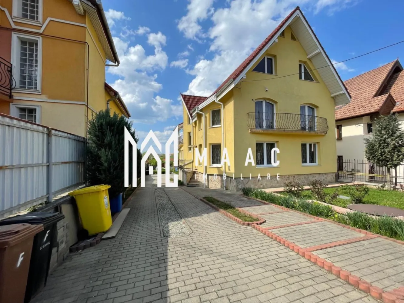 Vila 8 Camere I 360mpu I Valea Aurie - MAAC imobiliare va propune spre inchiriere Vila situata in zona Tlisca: Locuinta dispune de 8 camere cu regim de inaltime S+P+E+M si este compartimentata astrfel: Subsol: garaj, o camera, o bucatarie si o baie. Parter: 3 camere, 2 bai si o bucatarie. Etaj: living, bucatarie, 2 dormitoare (1 dormitor este cu baie proprie), o baie si 2 balcoane. Mansarda: un hol, 2 camere si o baie. Avantaje: -disponibila imediat -pretabila si pentru 2 familii (2 intrari separate) -5 bai -2 centrale Dotari: fotoliu cu hidromasaj, masina de spalat vase, masina de spalat rufe, aragaz, frigider, scara interioara,filigorie,spatiu de joaca,curtea pavata si frumos amenajata,gradina,garaj+ spatii de depozitare,poarta automatizata,alarma,zona linistita. Pentru mai multe detalii specificati telefonic ca ati vazut anu tul cu ID: CP2374293 }}