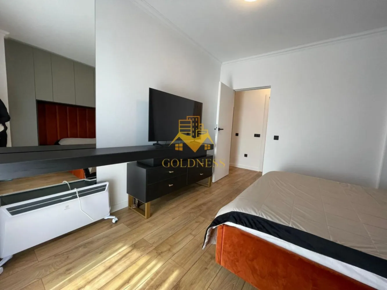 2 Camere decomandate, Parcare, West City, Calea Floresti,Manastur,Vivo - GOLDNESS Imobiliare vă propune spre închiriere un apartament cu 3 camere complet mobilat și utilat, la etajul 20 într-un imobil de 24 etaje, în Cartierul Manastur.
Parcare inclusa!
Se află în apropierea stațiilor de transport în comun, magazine, restaurante, spații verzi, farmacii, etc. 

Apartamentul este compartimentat astfel:
 - dormitor cu pat matrimonial, dressing, noptiere,TV
 - dormitor cu pat matrimonial, dressing, noptiere, Birou
 -bucatarie complet utilată și mobilată, loc de servit masa 
 - baie cu dus walk-in, calorifer port prosop și dulap pentru depozitare.
 - terasa de 12 mp.

Imobilul este dotat cu toate cele necesare- centrală proprie, frigider, aragaz, hotă, mașină de spălat haine, etc. 

Dacă sunteți interesați de acest apartament și doriți să îl vizionați, dar și pentru alte oferte nu ezitați să ne contactați telefonic sau prin e-mail. Vă stăm la dispoziție!
Pentru intermediere se percepe un comision de 50% din prețul chiriei!