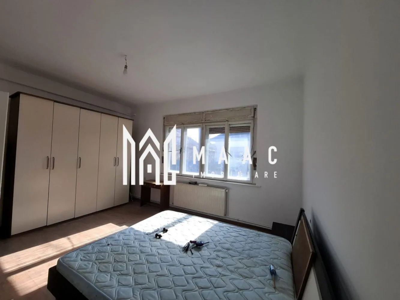 Casa individuala | Teren 700 mp | Trei Stejari - MAAC Imobiliare vă propune spre închiriere o casă individuală, situată într-o zonă liniștită și bine cotată – Trei Stejari. Detalii proprietate: 3 camere total decomandate: spațioase și luminoase, perfecte pentru un trai confortabil. Bucătărie: amenajată pentru a oferi funcționalitate și confort. Baie: dotată corespunzător, adaptată nevoilor cotidiene. În renovare și amenajare: locuința este în curs de renovare, iar viitorii chiriași se vor bucura de un spațiu modernizat și adaptat cerințelor actuale. Această casă reprezintă o oportunitate excelentă de a locui într-o zonă deosebită, aflată în plin proces de îmbunătățire, oferind un echilibru perfect între confort și accesibilitate. Pentru mai multe informatii specificati ca ati vazut anuntul cu ID: CP2373998 }}