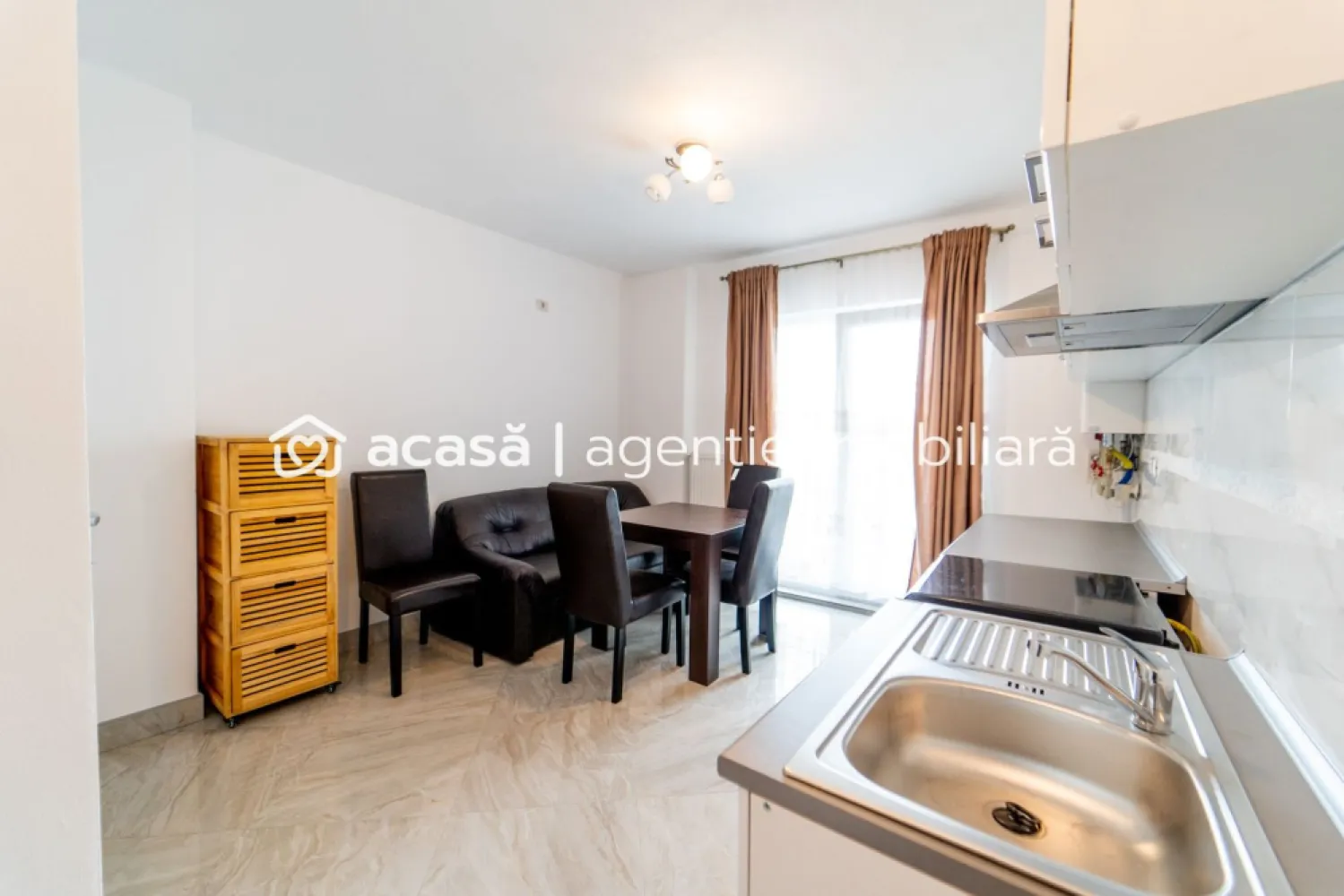 Apartament modern, pe str Tudor Vladimirescu Arad - Ești în căutarea unei proprietăți moderne, într-o zonă de top din Arad?

Pe strada Tudor Vladimirescu, într-un bloc nou, propun spre vinzare un apartament cu un dormitor, complet mobilat și utilat, aflat la etajul 3 din 4. Apartamentul este compus din bucătărie spațioasă cu loc de luat masa și acces pe balcon, coridor cu locuri de depozitare, dormitor cu pat matrimonial, baie cu cadă si fereastră de aerisire. Totodată la subsol apartamentul deține o boxă de 7,5 mp. 

Proprietăți de acest tip apar extrem de rar la vânzare!

Bucătăria spațioasă cu loc de luat masa, baia generoasă cu cadă și fereastră pentru aerisire naturală,
Centrala pe gaz și aerul condiționat nou îți garantează confortul deplin. 

Totul este pregătit pentru a te muta imediat sau pentru a închiria cu venituri din prima zi.

Programează acum o vizionare și descoperă de ce acest apartament este o alegere unică. 
Contact: Andrei Caracioni telefon 0757 662 907

Nu dispui de toată suma? Te ajutăm noi gratuit! Îți obținem oferte de la 16 bănci.

Ai o proprietate de vânzare în Arad și vrei să știi cât valorează cu adevărat?
Sună-mă pentru o evaluare gratuită, fără obligații.

Birou: ACASĂ | Agenție imobiliară Arad
Bulevardul Decebal 2, Arad 310133

Cod proprietate: CP2694988