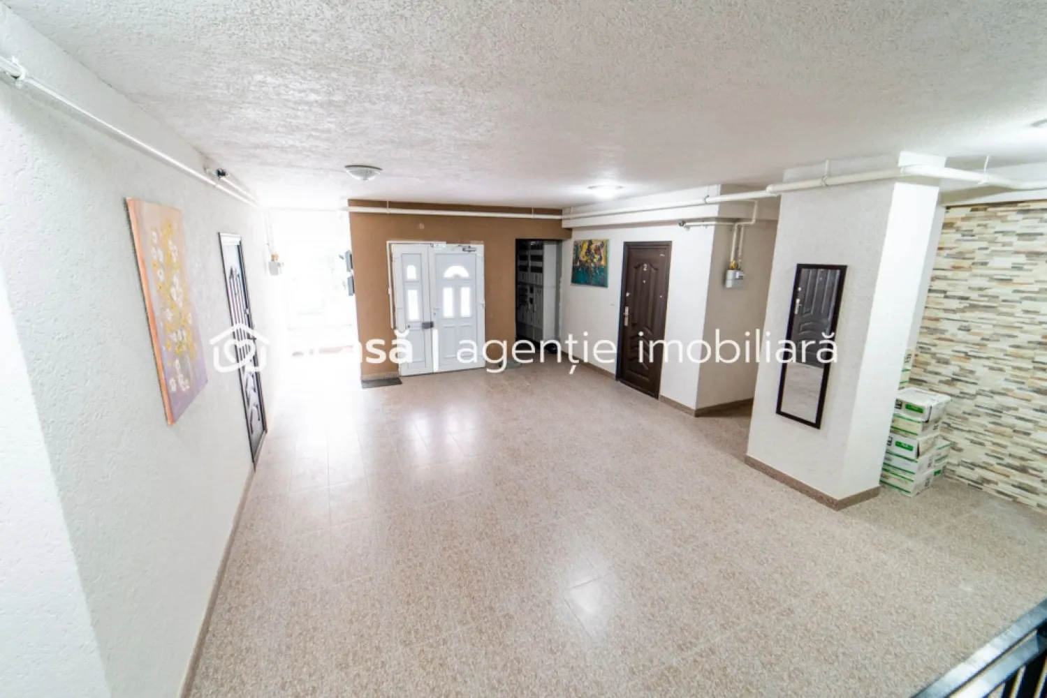 Apartament modern, pe str Tudor Vladimirescu Arad - Ești în căutarea unei proprietăți moderne, într-o zonă de top din Arad?

Pe strada Tudor Vladimirescu, într-un bloc nou, propun spre vinzare un apartament cu un dormitor, complet mobilat și utilat, aflat la etajul 3 din 4. Apartamentul este compus din bucătărie spațioasă cu loc de luat masa și acces pe balcon, coridor cu locuri de depozitare, dormitor cu pat matrimonial, baie cu cadă si fereastră de aerisire. Totodată la subsol apartamentul deține o boxă de 7,5 mp. 

Proprietăți de acest tip apar extrem de rar la vânzare!

Bucătăria spațioasă cu loc de luat masa, baia generoasă cu cadă și fereastră pentru aerisire naturală,
Centrala pe gaz și aerul condiționat nou îți garantează confortul deplin. 

Totul este pregătit pentru a te muta imediat sau pentru a închiria cu venituri din prima zi.

Programează acum o vizionare și descoperă de ce acest apartament este o alegere unică. 
Contact: Andrei Caracioni telefon 0757 662 907

Nu dispui de toată suma? Te ajutăm noi gratuit! Îți obținem oferte de la 16 bănci.

Ai o proprietate de vânzare în Arad și vrei să știi cât valorează cu adevărat?
Sună-mă pentru o evaluare gratuită, fără obligații.

Birou: ACASĂ | Agenție imobiliară Arad
Bulevardul Decebal 2, Arad 310133

Cod proprietate: CP2694988