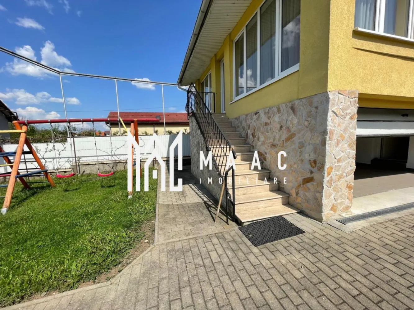 Vila 8 Camere I 360mpu I Valea Aurie - MAAC imobiliare va propune spre inchiriere Vila situata in zona Tlisca: Locuinta dispune de 8 camere cu regim de inaltime S+P+E+M si este compartimentata astrfel: Subsol: garaj, o camera, o bucatarie si o baie. Parter: 3 camere, 2 bai si o bucatarie. Etaj: living, bucatarie, 2 dormitoare (1 dormitor este cu baie proprie), o baie si 2 balcoane. Mansarda: un hol, 2 camere si o baie. Avantaje: -disponibila imediat -pretabila si pentru 2 familii (2 intrari separate) -5 bai -2 centrale Dotari: fotoliu cu hidromasaj, masina de spalat vase, masina de spalat rufe, aragaz, frigider, scara interioara,filigorie,spatiu de joaca,curtea pavata si frumos amenajata,gradina,garaj+ spatii de depozitare,poarta automatizata,alarma,zona linistita. Pentru mai multe detalii specificati telefonic ca ati vazut anu tul cu ID: CP2374293 }}