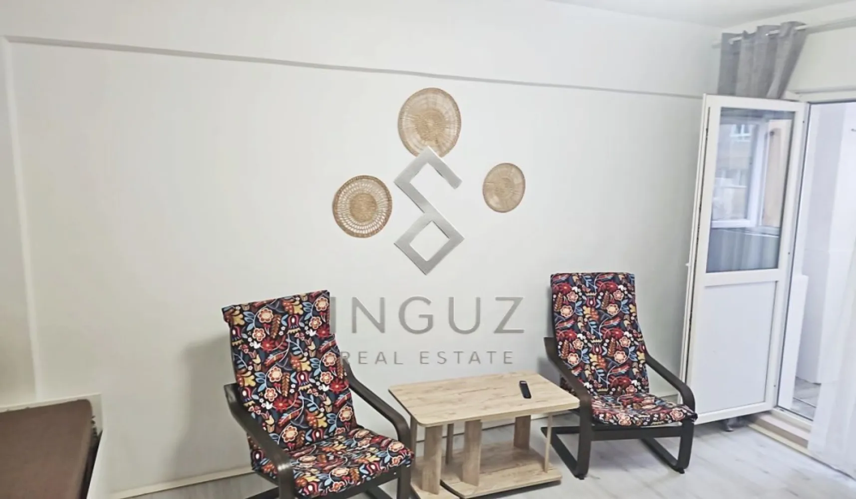 Garsonieră de închiriat – Mega Mall / Bulevardul Chișinău / Sector 2 - Garsonieră de închiriat – Mega Mall / Bulevardul Chișinău / Sector 2

Se oferă spre închiriere o garsonieră decomandată, confort 1, situată pe Bulevardul Chișinău, Sector 2, la etajul 6 al unui bloc construit în anul 1982, izolat termic și încadrat în clasa energetică A.

Suprafață utilă: 34 mp

Garsoniera este renovată, complet mobilată și utilată, fiind pregătită pentru mutare imediată.

Dotări și facilități:
• Aer condiționat
• Bucătărie mobilată și utilată
• Aragaz
• Frigider
• Mașină de spălat rufe
• Geamuri termopan PVC
• Ușă metalică
• Balcon
• Internet cablu și wireless
• Contorizare individuală cu apometre
• Încălzire centralizată cu calorifere

Utilități:
• Apă
• Canalizare
• Curent
• Gaz
• CATV

Localizare excelentă:
• La câteva minute de Mega Mall
• În apropiere de Kaufland, Lidl și piață
• Acces rapid către mijloace de transport și principalele zone din Sector 2

Preț: 1.700 RON / lună

Pentru mai multe detalii sau programarea unei vizionări, ne puteți contacta.