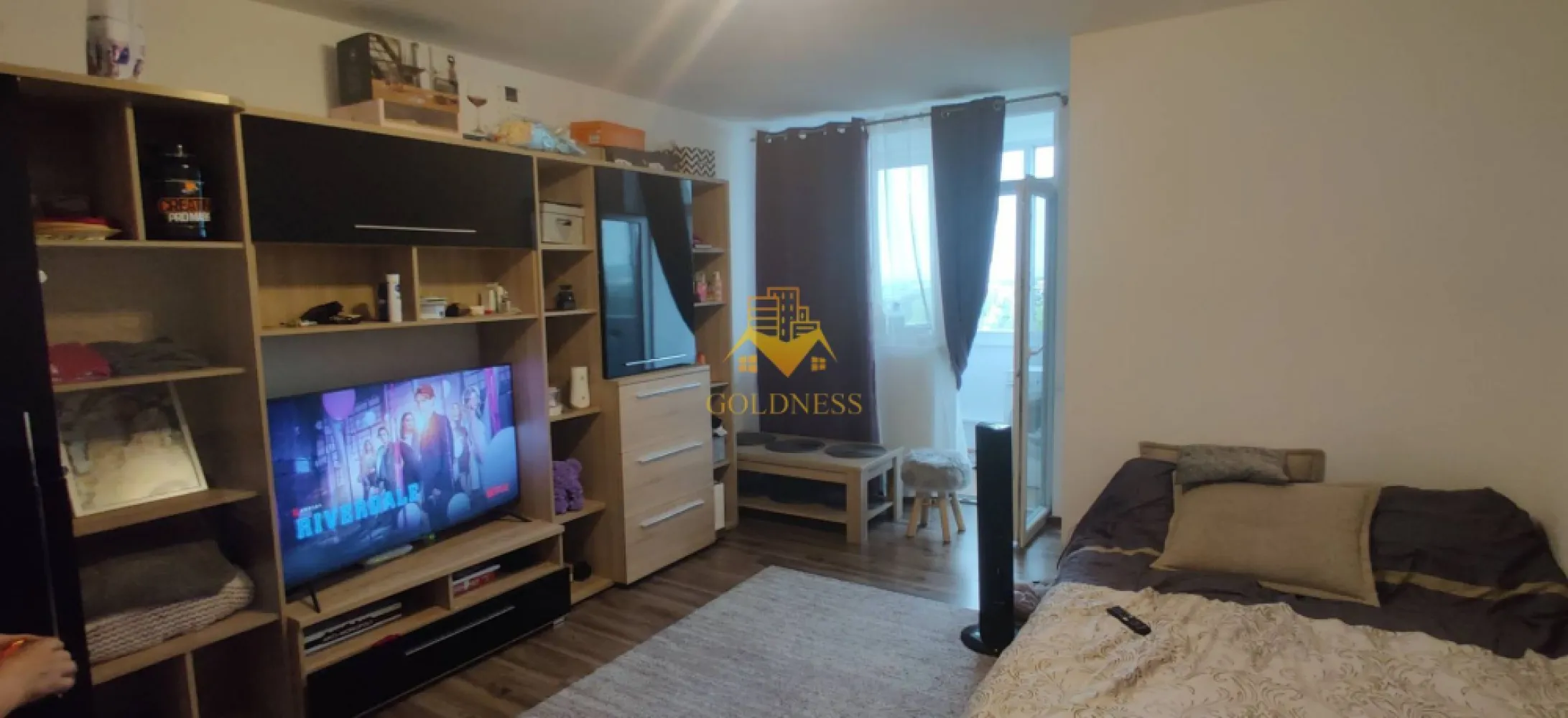 1 camera, Gheorgheni, FSEGA, Iulius Mall, Unirii, Detunata, Profi - GOLDNESS Imobiliare vă propune spre închiriere un apartament cu o camera complet mobilat și utilat, la etajul 6 într-un imobil de 10 etaje, în Cartierul Gheorgheni.
Posibilitate de parcare în zona la liber.
Se află în apropierea stațiilor de transport în comun, magazine, restaurante, spații verzi, farmacii, etc. 

Apartamentul este compartimentat astfel:
 - camera cu canapea extensibilă , dressing, birou
 - bucătărie complet utilată și mobilată, loc de servit masa 
 - baie cu dus, calorifer port prosop și dulap pentru depozitare.
 - balcon 3mp

Imobilul este dotat cu toate cele necesare- încălzire termoficare, frigider, aragaz, hotă, mașină de spălat haine, etc. 

Dacă sunteți interesați de acest apartament și doriți să îl vizionați, dar și pentru alte oferte nu ezitați să ne contactați telefonic sau prin e-mail. Vă stăm la dispoziție!
Pentru intermediere se percepe un comision de 50% din prețul chiriei!