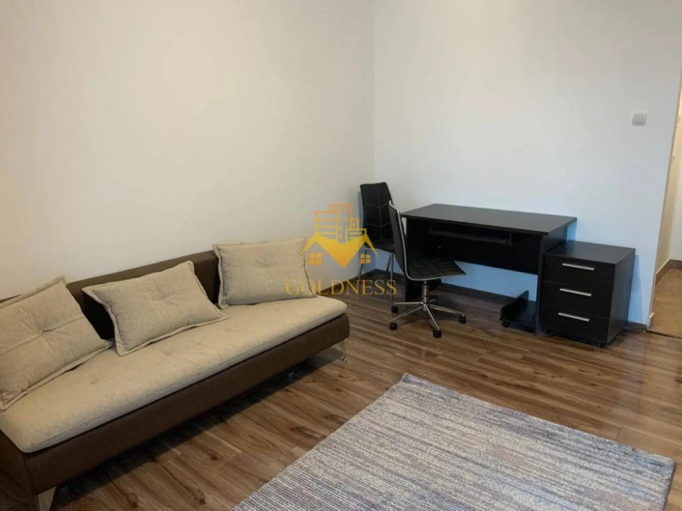 1 camera, Gheorgheni, FSEGA, Iulius Mall, Unirii, Detunata, Profi - GOLDNESS Imobiliare vă propune spre închiriere un apartament cu o camera complet mobilat și utilat, la etajul 6 într-un imobil de 10 etaje, în Cartierul Gheorgheni.
Posibilitate de parcare în zona la liber.
Se află în apropierea stațiilor de transport în comun, magazine, restaurante, spații verzi, farmacii, etc. 

Apartamentul este compartimentat astfel:
 - camera cu canapea extensibilă , dressing, birou
 - bucătărie complet utilată și mobilată, loc de servit masa 
 - baie cu dus, calorifer port prosop și dulap pentru depozitare.
 - balcon 3mp

Imobilul este dotat cu toate cele necesare- încălzire termoficare, frigider, aragaz, hotă, mașină de spălat haine, etc. 

Dacă sunteți interesați de acest apartament și doriți să îl vizionați, dar și pentru alte oferte nu ezitați să ne contactați telefonic sau prin e-mail. Vă stăm la dispoziție!
Pentru intermediere se percepe un comision de 50% din prețul chiriei!