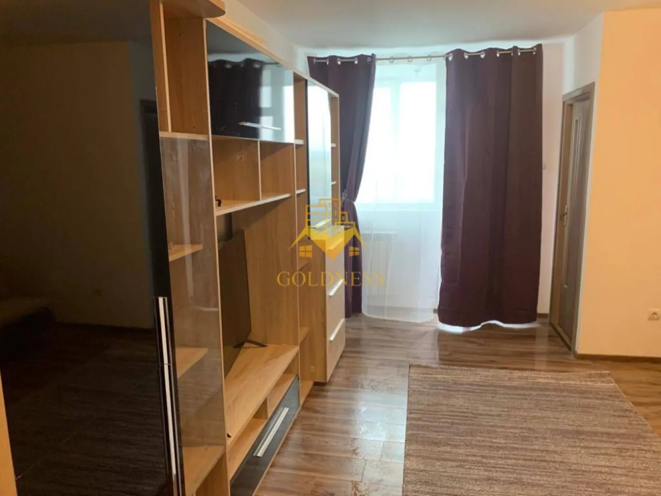 1 camera, Gheorgheni, FSEGA, Iulius Mall, Unirii, Detunata, Profi - GOLDNESS Imobiliare vă propune spre închiriere un apartament cu o camera complet mobilat și utilat, la etajul 6 într-un imobil de 10 etaje, în Cartierul Gheorgheni.
Posibilitate de parcare în zona la liber.
Se află în apropierea stațiilor de transport în comun, magazine, restaurante, spații verzi, farmacii, etc. 

Apartamentul este compartimentat astfel:
 - camera cu canapea extensibilă , dressing, birou
 - bucătărie complet utilată și mobilată, loc de servit masa 
 - baie cu dus, calorifer port prosop și dulap pentru depozitare.
 - balcon 3mp

Imobilul este dotat cu toate cele necesare- încălzire termoficare, frigider, aragaz, hotă, mașină de spălat haine, etc. 

Dacă sunteți interesați de acest apartament și doriți să îl vizionați, dar și pentru alte oferte nu ezitați să ne contactați telefonic sau prin e-mail. Vă stăm la dispoziție!
Pentru intermediere se percepe un comision de 50% din prețul chiriei!