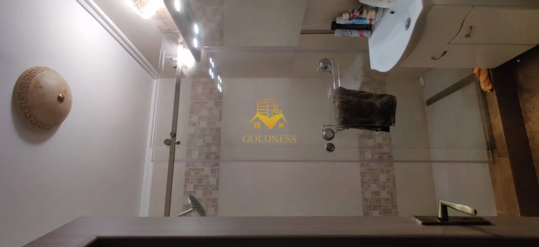1 camera, Gheorgheni, FSEGA, Iulius Mall, Unirii, Detunata, Profi - GOLDNESS Imobiliare vă propune spre închiriere un apartament cu o camera complet mobilat și utilat, la etajul 6 într-un imobil de 10 etaje, în Cartierul Gheorgheni.
Posibilitate de parcare în zona la liber.
Se află în apropierea stațiilor de transport în comun, magazine, restaurante, spații verzi, farmacii, etc. 

Apartamentul este compartimentat astfel:
 - camera cu canapea extensibilă , dressing, birou
 - bucătărie complet utilată și mobilată, loc de servit masa 
 - baie cu dus, calorifer port prosop și dulap pentru depozitare.
 - balcon 3mp

Imobilul este dotat cu toate cele necesare- încălzire termoficare, frigider, aragaz, hotă, mașină de spălat haine, etc. 

Dacă sunteți interesați de acest apartament și doriți să îl vizionați, dar și pentru alte oferte nu ezitați să ne contactați telefonic sau prin e-mail. Vă stăm la dispoziție!
Pentru intermediere se percepe un comision de 50% din prețul chiriei!