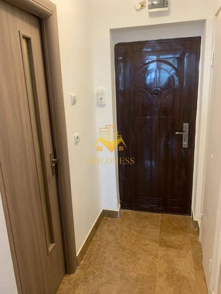 1 camera, Gheorgheni, FSEGA, Iulius Mall, Unirii, Detunata, Profi - GOLDNESS Imobiliare vă propune spre închiriere un apartament cu o camera complet mobilat și utilat, la etajul 6 într-un imobil de 10 etaje, în Cartierul Gheorgheni.
Posibilitate de parcare în zona la liber.
Se află în apropierea stațiilor de transport în comun, magazine, restaurante, spații verzi, farmacii, etc. 

Apartamentul este compartimentat astfel:
 - camera cu canapea extensibilă , dressing, birou
 - bucătărie complet utilată și mobilată, loc de servit masa 
 - baie cu dus, calorifer port prosop și dulap pentru depozitare.
 - balcon 3mp

Imobilul este dotat cu toate cele necesare- încălzire termoficare, frigider, aragaz, hotă, mașină de spălat haine, etc. 

Dacă sunteți interesați de acest apartament și doriți să îl vizionați, dar și pentru alte oferte nu ezitați să ne contactați telefonic sau prin e-mail. Vă stăm la dispoziție!
Pentru intermediere se percepe un comision de 50% din prețul chiriei!