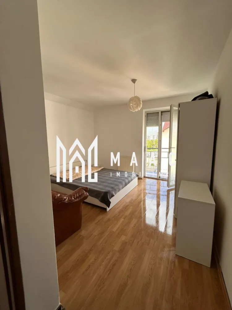 Garsonieră | 28 MPU | Balcon | Turnișor - MAAC Imobiliare vă propune spre vânzare o garsonieră cochetă și eficient compartimentată, situată în cartierul Turnișor – una dintre zonele apreciate din Sibiu pentru accesibilitate, liniște și conexiuni rapide către oraș.

Cu o suprafață utilă de 28 mp, completată de un balcon de 4 mp, proprietatea este amplasată la etajul 4 al unui imobil bine întreținut, oferind lumină naturală din plin și o atmosferă plăcută pe tot parcursul zilei.

Locuința reprezintă o alegere excelentă atât pentru investiție (închiriere rapidă), cât și pentru locuit, datorită compartimentării practice și poziționării strategice.

ZONĂ & ACCES
acces rapid către centrul orașului
conexiune facilă spre aeroport și zona industrială vest
acces direct către autostradă
în imediata apropiere: magazine, farmacii, stații de transport în comun, spații comerciale

Tot ce ai nevoie pentru un stil de viață comod este la câteva minute distanță.

AVANTAJE CHEIE
ideală pentru investiție sigură
balcon generos pentru această suprafață
zonă liniștită, dar foarte bine conectată
imobil întreținut

Pentru mai multe detalii și programarea unei vizionări, vă rugăm să menționați ID: CP3073196