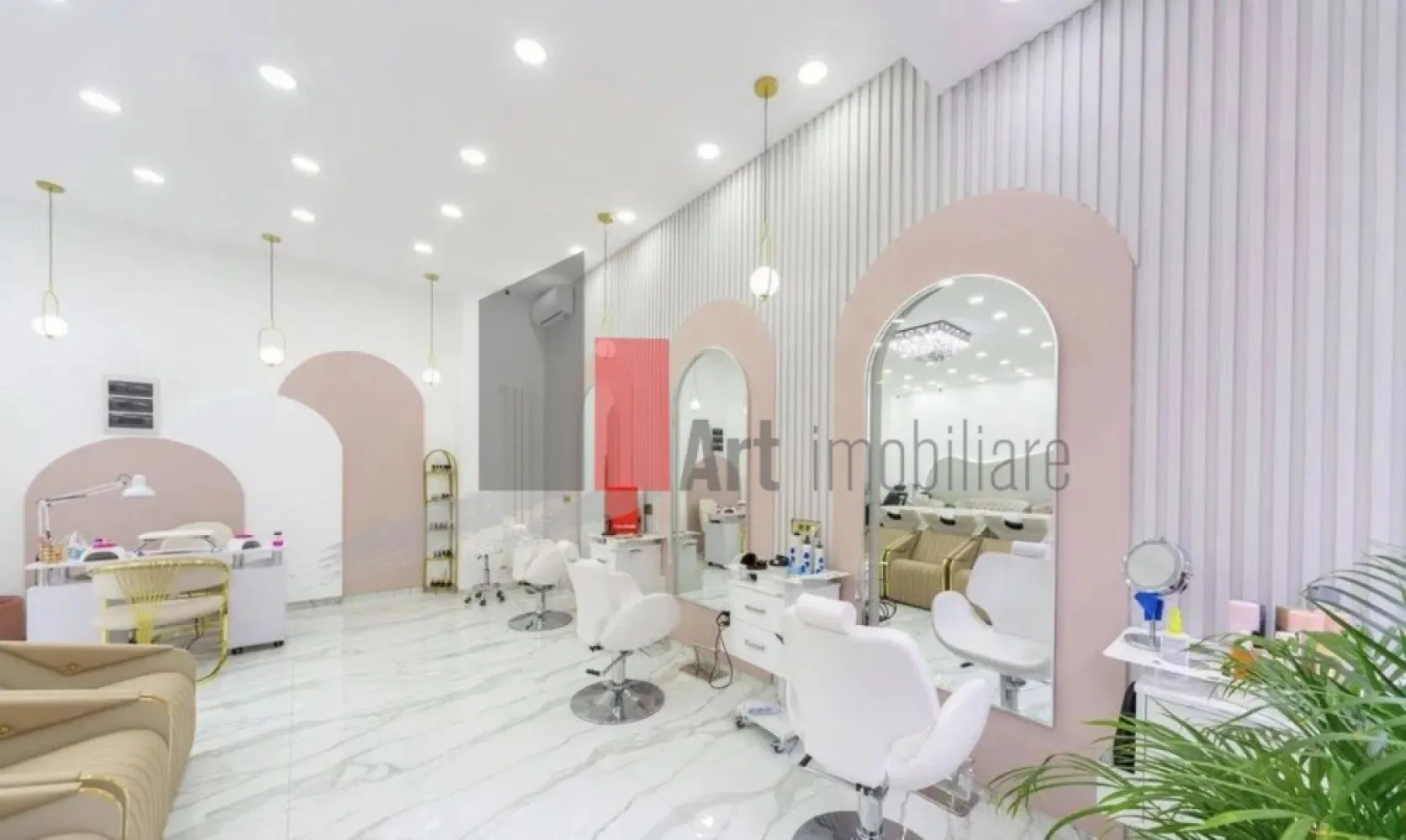 Spatiu comercial de inchiriat in zona Titulescu - Spațiu comercial – Piața Victoriei / Șos. Nicolae Titulescu – trafic pietonal excelent, 0% comision

Spațiu comercial situat în zona Piața Victoriei, pe Șos. Nicolae Titulescu, cu vizibilitate foarte bună și trafic pietonal intens, ideal pentru activități comerciale sau servicii.

Suprafață utilă: 117 mp
Vitrină stradală: 10,26 ml
Spațiul este recent renovat, modern amenajat și disponibil imediat.

În prezent funcționează ca salon de înfrumusețare, complet amenajat și pregătit pentru continuarea activității fără investiții suplimentare. Se pretează însă foarte bine și pentru cafenea, showroom, magazin, clinică, birou servicii, studio sau alte activități comerciale, conversia necesitând investiții minime.

Compartimentarea este eficientă:

zonă open-space cu vitrină generoasă la stradă
camere amenajate în partea din spate
grup sanitar modern
acces secundar pentru aprovizionare / marfă

Avantaje:

trafic pietonal și auto foarte bun
vizibilitate excelentă
parcare disponibilă pe toată lungimea Șos. Titulescu
acces rapid la metrou și multiple mijloace de transport în comun
proximitate față de clădiri de birouri și zone rezidențiale
bloc reabilitat termic

Spațiu disponibil imediat.

0% comision pentru chiriaș.