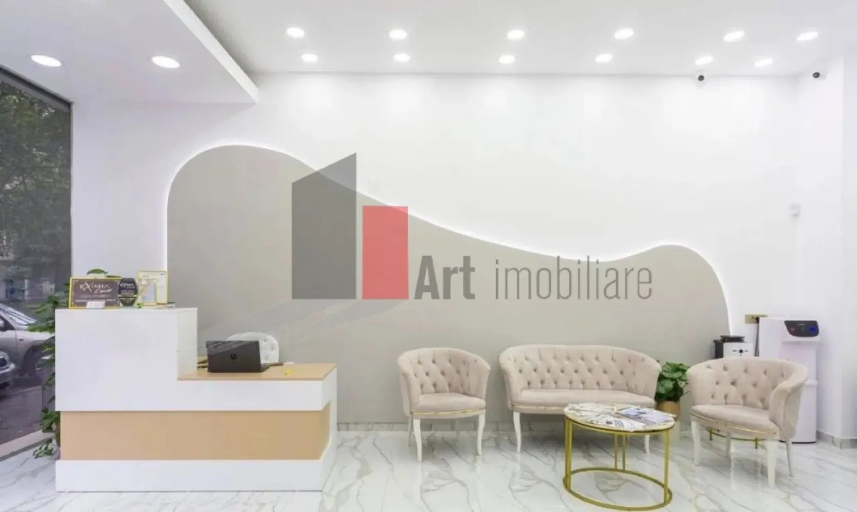 Spatiu comercial de inchiriat in zona Titulescu - Spațiu comercial – Piața Victoriei / Șos. Nicolae Titulescu – trafic pietonal excelent, 0% comision

Spațiu comercial situat în zona Piața Victoriei, pe Șos. Nicolae Titulescu, cu vizibilitate foarte bună și trafic pietonal intens, ideal pentru activități comerciale sau servicii.

Suprafață utilă: 117 mp
Vitrină stradală: 10,26 ml
Spațiul este recent renovat, modern amenajat și disponibil imediat.

În prezent funcționează ca salon de înfrumusețare, complet amenajat și pregătit pentru continuarea activității fără investiții suplimentare. Se pretează însă foarte bine și pentru cafenea, showroom, magazin, clinică, birou servicii, studio sau alte activități comerciale, conversia necesitând investiții minime.

Compartimentarea este eficientă:

zonă open-space cu vitrină generoasă la stradă
camere amenajate în partea din spate
grup sanitar modern
acces secundar pentru aprovizionare / marfă

Avantaje:

trafic pietonal și auto foarte bun
vizibilitate excelentă
parcare disponibilă pe toată lungimea Șos. Titulescu
acces rapid la metrou și multiple mijloace de transport în comun
proximitate față de clădiri de birouri și zone rezidențiale
bloc reabilitat termic

Spațiu disponibil imediat.

0% comision pentru chiriaș.