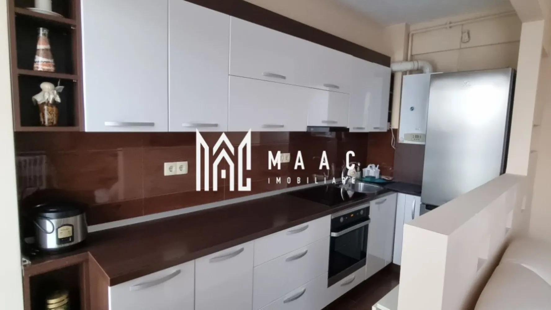 Apartament 3 camere | 67 MPU | Turnisor - MAAC Imobiliare vă propune spre închiriere un apartament spațios, confortabil și bine compartimentat, situat la etajul 2 al unui imobil din zona Turnișor, Sibiu, pe strada Frunzei. Proprietatea este ideală pentru o familie sau un cuplu, oferind confort, funcționalitate și acces facil către principalele puncte de interes ale orașului.

Compartimentare:
-living generos
-2 dormitoare
-bucătărie separată
-baie
-hol de acces

Dotări și avantaje:
-apartament decomandat
-complet mobilat și utilat
-electrocasnice incluse
-loc de parcare propriu, situat chiar sub geam
-etaj 2
-zonă liniștită și accesibilă

Suprafață:
-3 camere

Localizare:
-Turnișor, strada Frunzei, Sibiu – zonă apreciată pentru liniște și acces rapid către oraș

Condiții de închiriere:
-preț: la cerere
-garanție: echivalentul unei chirii lunare
-disponibilitate: imediată

Pentru mai multe detalii sau pentru programarea unei vizionări, vă rugăm să ne contactați specificând: ID: CP3072870