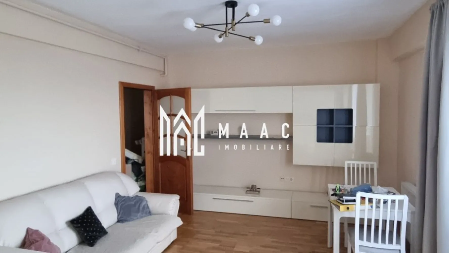 Apartament 3 camere | 67 MPU | Turnisor - MAAC Imobiliare vă propune spre închiriere un apartament spațios, confortabil și bine compartimentat, situat la etajul 2 al unui imobil din zona Turnișor, Sibiu, pe strada Frunzei. Proprietatea este ideală pentru o familie sau un cuplu, oferind confort, funcționalitate și acces facil către principalele puncte de interes ale orașului.

Compartimentare:
-living generos
-2 dormitoare
-bucătărie separată
-baie
-hol de acces

Dotări și avantaje:
-apartament decomandat
-complet mobilat și utilat
-electrocasnice incluse
-loc de parcare propriu, situat chiar sub geam
-etaj 2
-zonă liniștită și accesibilă

Suprafață:
-3 camere

Localizare:
-Turnișor, strada Frunzei, Sibiu – zonă apreciată pentru liniște și acces rapid către oraș

Condiții de închiriere:
-preț: la cerere
-garanție: echivalentul unei chirii lunare
-disponibilitate: imediată

Pentru mai multe detalii sau pentru programarea unei vizionări, vă rugăm să ne contactați specificând: ID: CP3072870