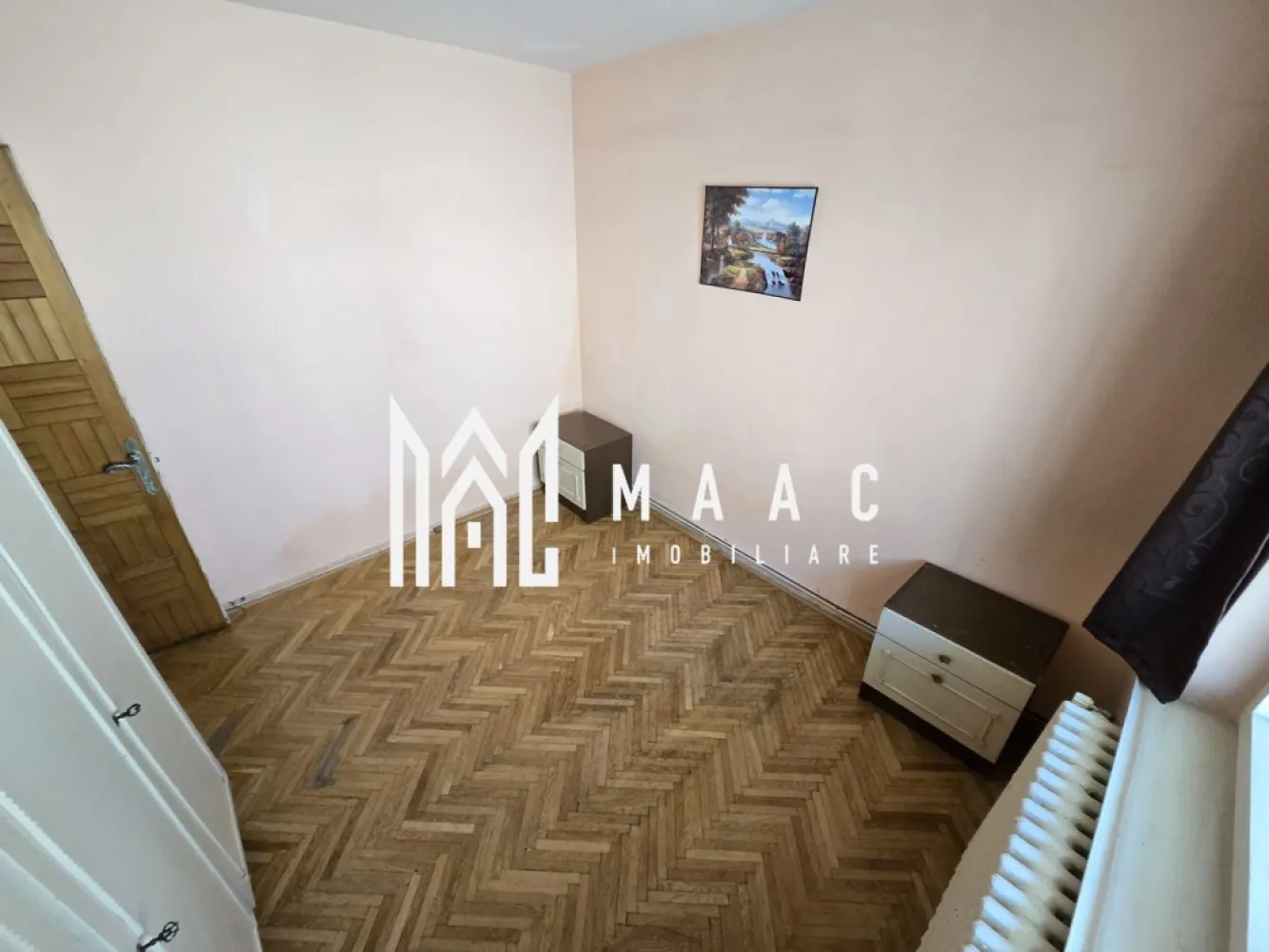 Apartament 3 camere | Decomandat | Balcon | Rahovei - MAAC Imobiliare vă propune spre vânzare un apartament cu 3 camere decomandate, situat la parterul unui imobil bine întreținut din zona Rahovei, chiar vis-a-vis de piață – una dintre cele mai apreciate zone ale orașului, datorită accesului facil către centre comerciale, școli, mijloace de transport și numeroase puncte de interes.

Cu o suprafață utilă de 60 mp, proprietatea se remarcă prin compartimentarea eficientă și luminozitatea naturală, oferind confort și funcționalitate atât pentru locuit, cât și pentru investiție. Apartamentul beneficiază de balcon și pivniță, ideale pentru spații suplimentare de depozitare.

Compartimentare:

living cu bucătărie open-space;
2 dormitoare;
baie;
balcon.

Pentru mai multe detalii sau programarea unei vizionări, vă rugăm să specificați ID: CP3073241.