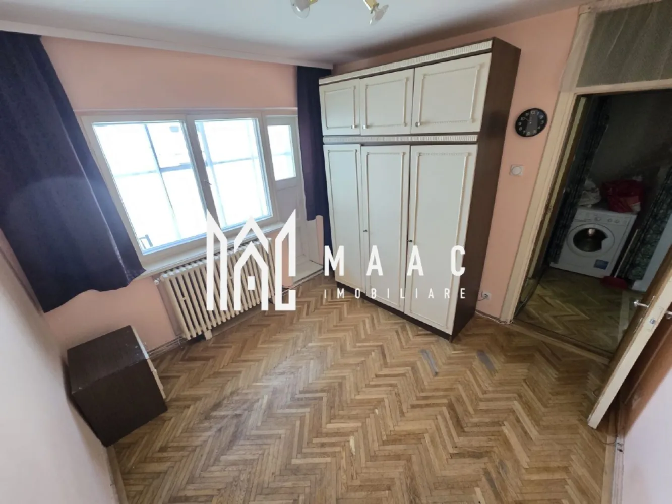 Apartament 3 camere | Decomandat | Balcon | Rahovei - MAAC Imobiliare vă propune spre vânzare un apartament cu 3 camere decomandate, situat la parterul unui imobil bine întreținut din zona Rahovei, chiar vis-a-vis de piață – una dintre cele mai apreciate zone ale orașului, datorită accesului facil către centre comerciale, școli, mijloace de transport și numeroase puncte de interes.

Cu o suprafață utilă de 60 mp, proprietatea se remarcă prin compartimentarea eficientă și luminozitatea naturală, oferind confort și funcționalitate atât pentru locuit, cât și pentru investiție. Apartamentul beneficiază de balcon și pivniță, ideale pentru spații suplimentare de depozitare.

Compartimentare:

living cu bucătărie open-space;
2 dormitoare;
baie;
balcon.

Pentru mai multe detalii sau programarea unei vizionări, vă rugăm să specificați ID: CP3073241.