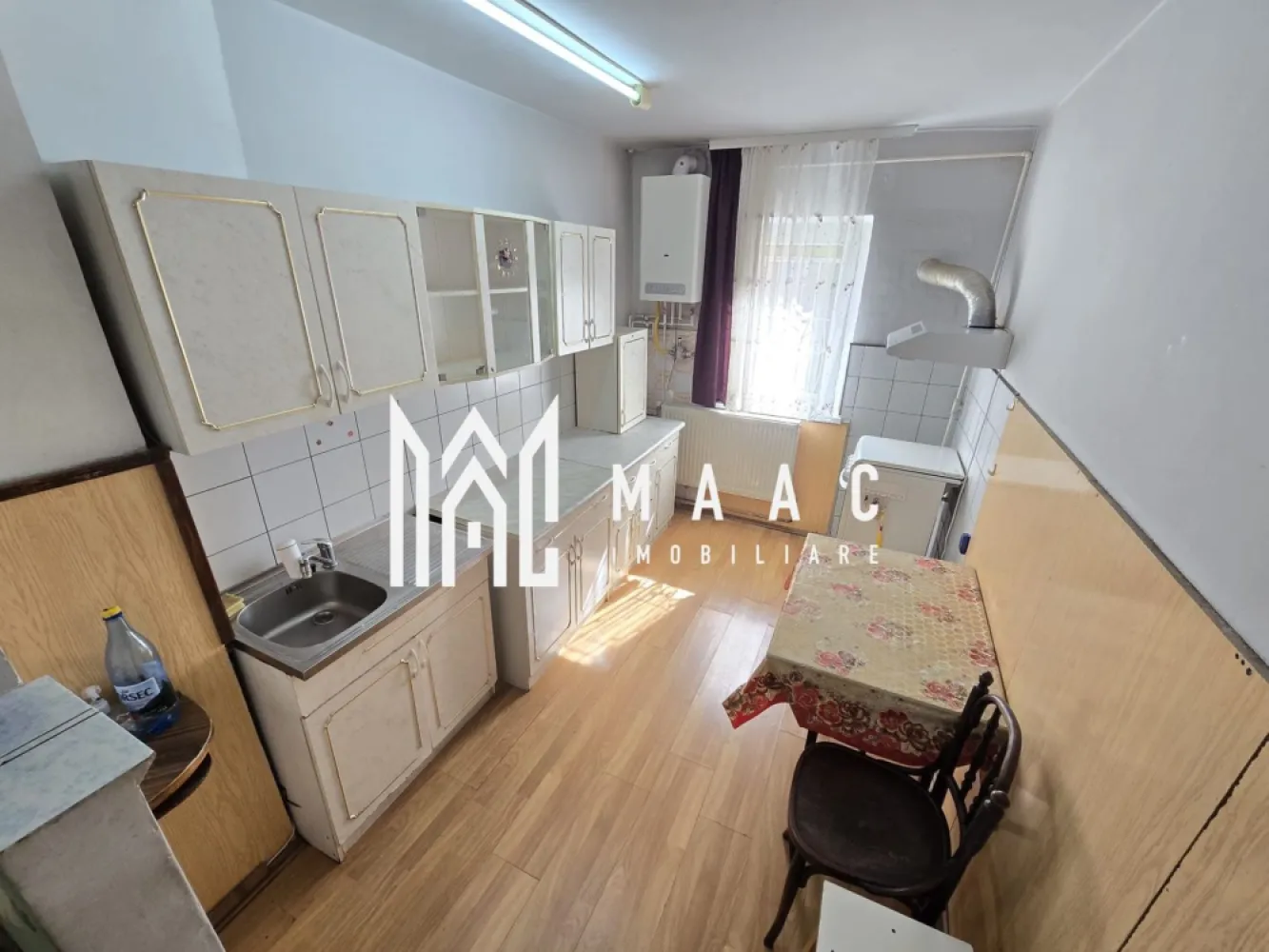 Apartament 3 camere | Decomandat | Balcon | Rahovei - MAAC Imobiliare vă propune spre vânzare un apartament cu 3 camere decomandate, situat la parterul unui imobil bine întreținut din zona Rahovei, chiar vis-a-vis de piață – una dintre cele mai apreciate zone ale orașului, datorită accesului facil către centre comerciale, școli, mijloace de transport și numeroase puncte de interes.

Cu o suprafață utilă de 60 mp, proprietatea se remarcă prin compartimentarea eficientă și luminozitatea naturală, oferind confort și funcționalitate atât pentru locuit, cât și pentru investiție. Apartamentul beneficiază de balcon și pivniță, ideale pentru spații suplimentare de depozitare.

Compartimentare:

living cu bucătărie open-space;
2 dormitoare;
baie;
balcon.

Pentru mai multe detalii sau programarea unei vizionări, vă rugăm să specificați ID: CP3073241.