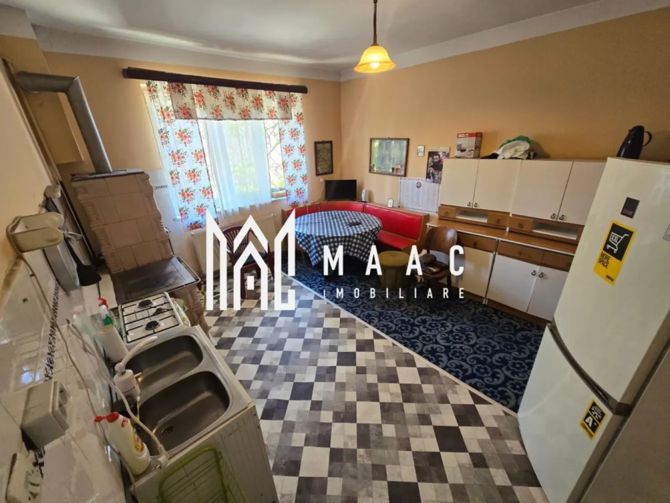 Casa 3 camere de inchiriat zona 3 Stejari - Agentia imobiliara Maac va propune spre inchiriere casa singur in curte cu 3 camere situata pe strada Stefan cel mare zona 3 Stejari.

Beneficii: 

- pivnita
- 3 camere decomandate 
- bucatarie separata
- acces auto
- 2 garaje ( unul ca bucatarie de vara )
- se inchiriaza ca in poze
- accepta muncitori sau Srilankezi, egipteni etc ...

Pentru mai multe detalii specificati CP3073305 la telefon .