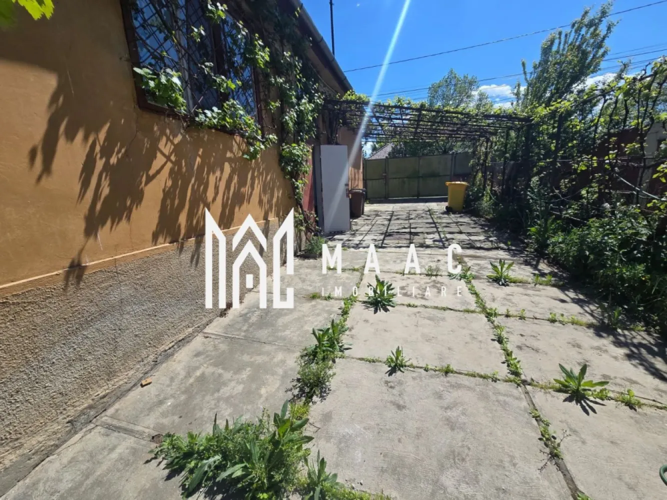Casa 3 camere de inchiriat zona 3 Stejari - Agentia imobiliara Maac va propune spre inchiriere casa singur in curte cu 3 camere situata pe strada Stefan cel mare zona 3 Stejari.

Beneficii: 

- pivnita
- 3 camere decomandate 
- bucatarie separata
- acces auto
- 2 garaje ( unul ca bucatarie de vara )
- se inchiriaza ca in poze
- accepta muncitori sau Srilankezi, egipteni etc ...

Pentru mai multe detalii specificati CP3073305 la telefon .