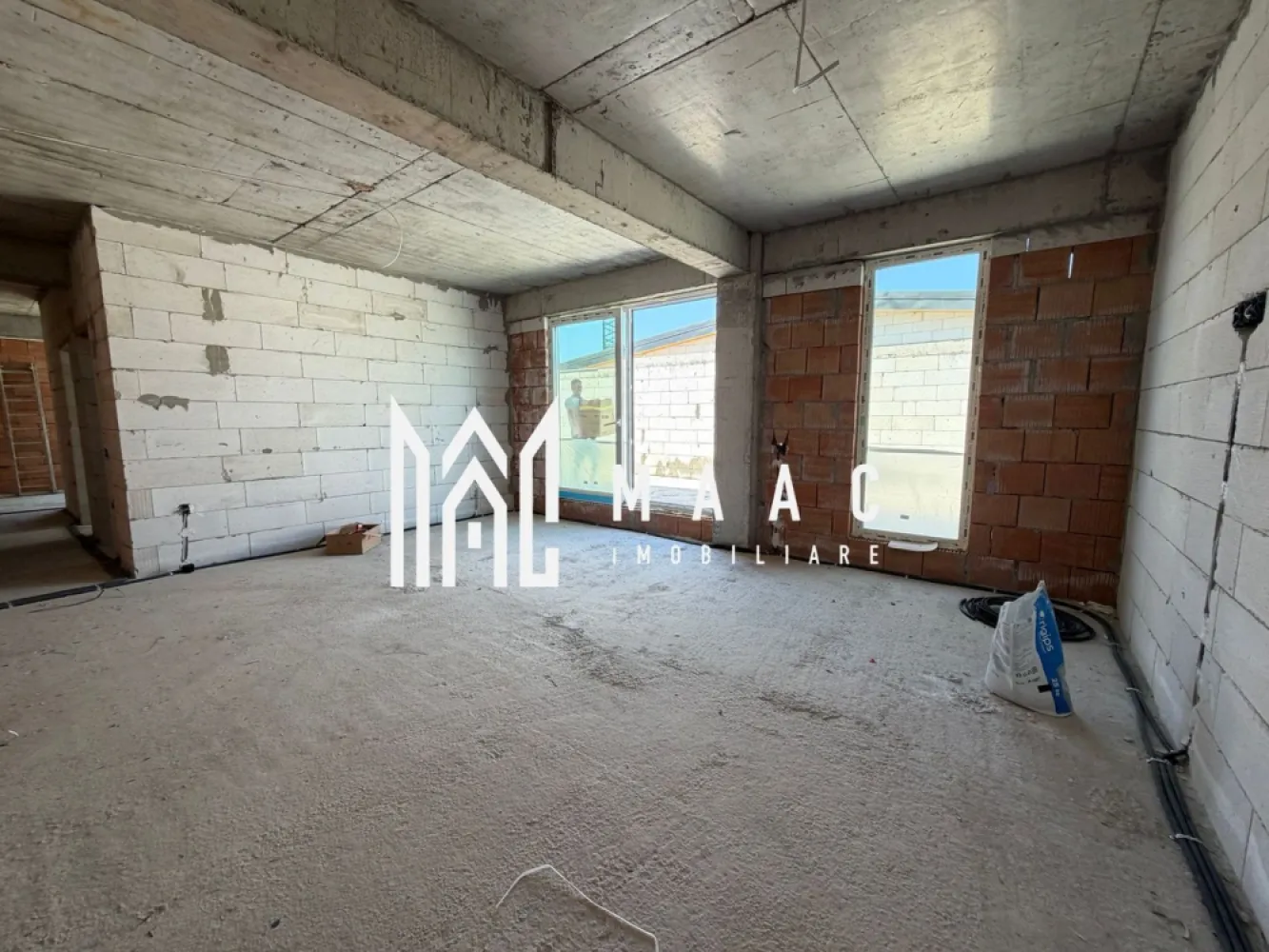Penthouse 100 mp utili 70 mp terase | Zona Selimbar | - Penthouse exclusiv de vânzare – Șelimbăr | Vedere panoramică către munți

MAAC Imobiliare vă propune spre vânzare un penthouse deosebit, situat în zona Șelimbăr, ideal pentru cei care își doresc confort, spațiu și o priveliște spectaculoasă.

Proprietatea dispune de o suprafață utilă de 100 mp, la care se adaugă o terasă generoasă de 70 mp – perfectă pentru relaxare, socializare sau amenajarea unui spațiu exterior personalizat, cu vedere directă către munți.

Compartimentarea este modernă și eficientă:
- 3 camere spațioase 
- Living generos cu bucătărie open-space 
- Spații vitrate ample, ce oferă lumină naturală din plin 

Imobilul se predă la stadiul de gri, oferind viitorului proprietar libertatea de a-l amenaja după propriul gust. La cerere, există posibilitatea predării la cheie, cu finisaje de calitate.

Acest penthouse reprezintă alegerea ideală pentru cei care caută o locuință premium, într-o zonă liniștită, dar cu acces rapid către oraș.

Pentru mai multe detalii sau programarea unei vizionări, echipa MAAC Imobiliare vă stă la dispoziție.Va rugam sa specificati CP3073459