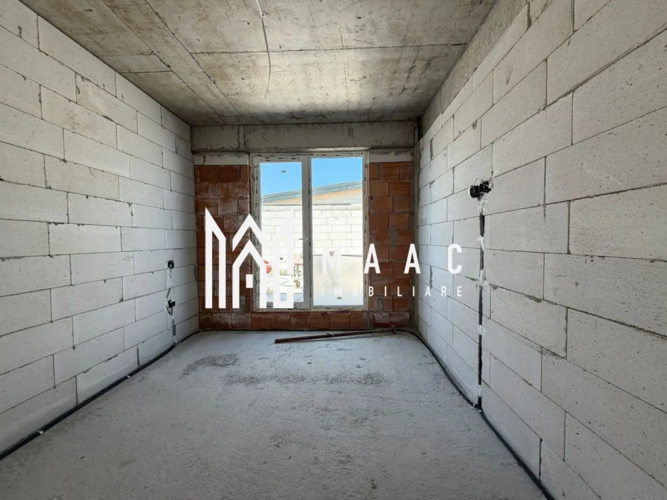 Penthouse 100 mp utili 70 mp terase | Zona Selimbar | - Penthouse exclusiv de vânzare – Șelimbăr | Vedere panoramică către munți

MAAC Imobiliare vă propune spre vânzare un penthouse deosebit, situat în zona Șelimbăr, ideal pentru cei care își doresc confort, spațiu și o priveliște spectaculoasă.

Proprietatea dispune de o suprafață utilă de 100 mp, la care se adaugă o terasă generoasă de 70 mp – perfectă pentru relaxare, socializare sau amenajarea unui spațiu exterior personalizat, cu vedere directă către munți.

Compartimentarea este modernă și eficientă:
- 3 camere spațioase 
- Living generos cu bucătărie open-space 
- Spații vitrate ample, ce oferă lumină naturală din plin 

Imobilul se predă la stadiul de gri, oferind viitorului proprietar libertatea de a-l amenaja după propriul gust. La cerere, există posibilitatea predării la cheie, cu finisaje de calitate.

Acest penthouse reprezintă alegerea ideală pentru cei care caută o locuință premium, într-o zonă liniștită, dar cu acces rapid către oraș.

Pentru mai multe detalii sau programarea unei vizionări, echipa MAAC Imobiliare vă stă la dispoziție.Va rugam sa specificati CP3073459