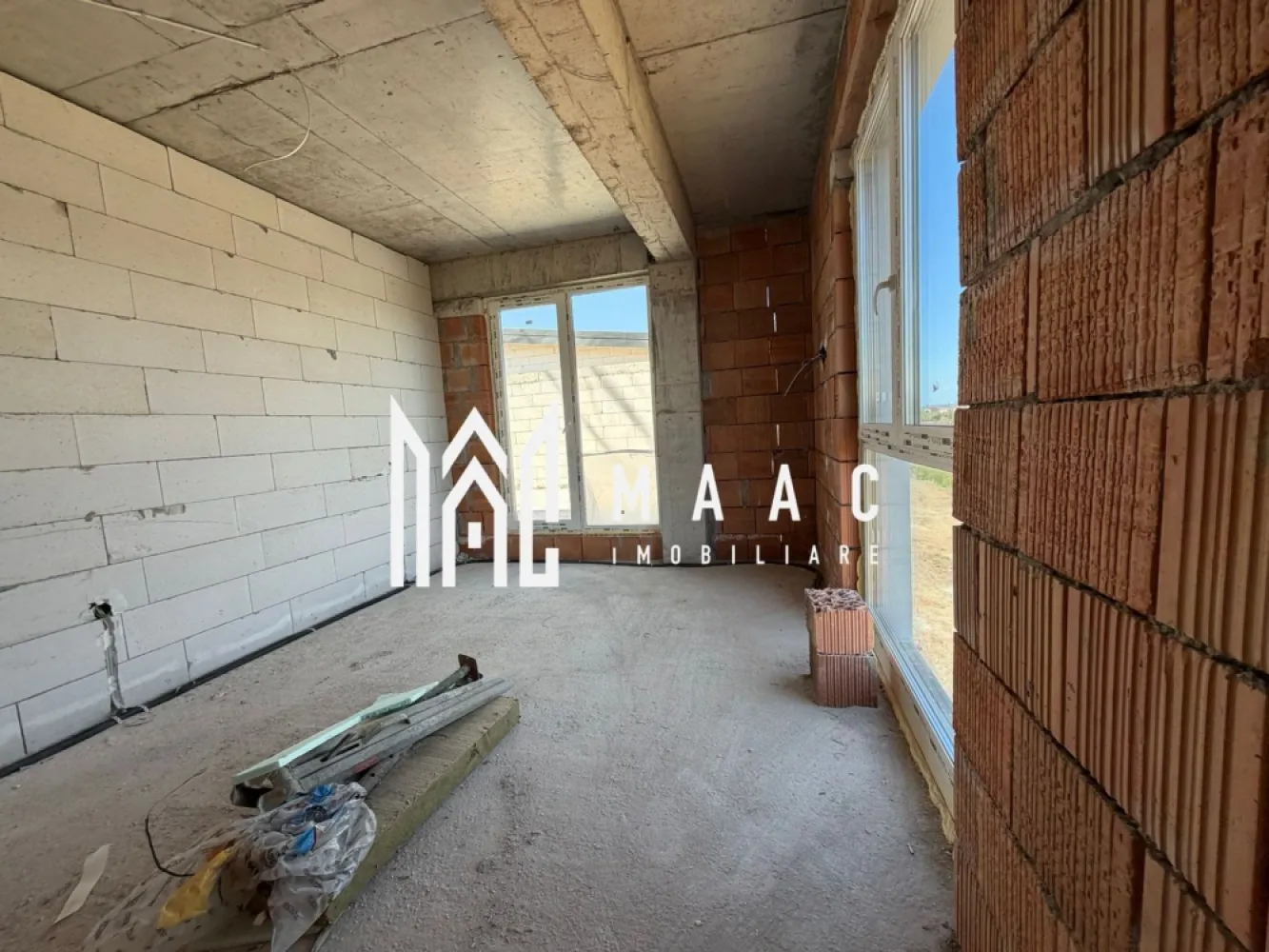 Penthouse 100 mp utili 70 mp terase | Zona Selimbar | - Penthouse exclusiv de vânzare – Șelimbăr | Vedere panoramică către munți

MAAC Imobiliare vă propune spre vânzare un penthouse deosebit, situat în zona Șelimbăr, ideal pentru cei care își doresc confort, spațiu și o priveliște spectaculoasă.

Proprietatea dispune de o suprafață utilă de 100 mp, la care se adaugă o terasă generoasă de 70 mp – perfectă pentru relaxare, socializare sau amenajarea unui spațiu exterior personalizat, cu vedere directă către munți.

Compartimentarea este modernă și eficientă:
- 3 camere spațioase 
- Living generos cu bucătărie open-space 
- Spații vitrate ample, ce oferă lumină naturală din plin 

Imobilul se predă la stadiul de gri, oferind viitorului proprietar libertatea de a-l amenaja după propriul gust. La cerere, există posibilitatea predării la cheie, cu finisaje de calitate.

Acest penthouse reprezintă alegerea ideală pentru cei care caută o locuință premium, într-o zonă liniștită, dar cu acces rapid către oraș.

Pentru mai multe detalii sau programarea unei vizionări, echipa MAAC Imobiliare vă stă la dispoziție.Va rugam sa specificati CP3073459