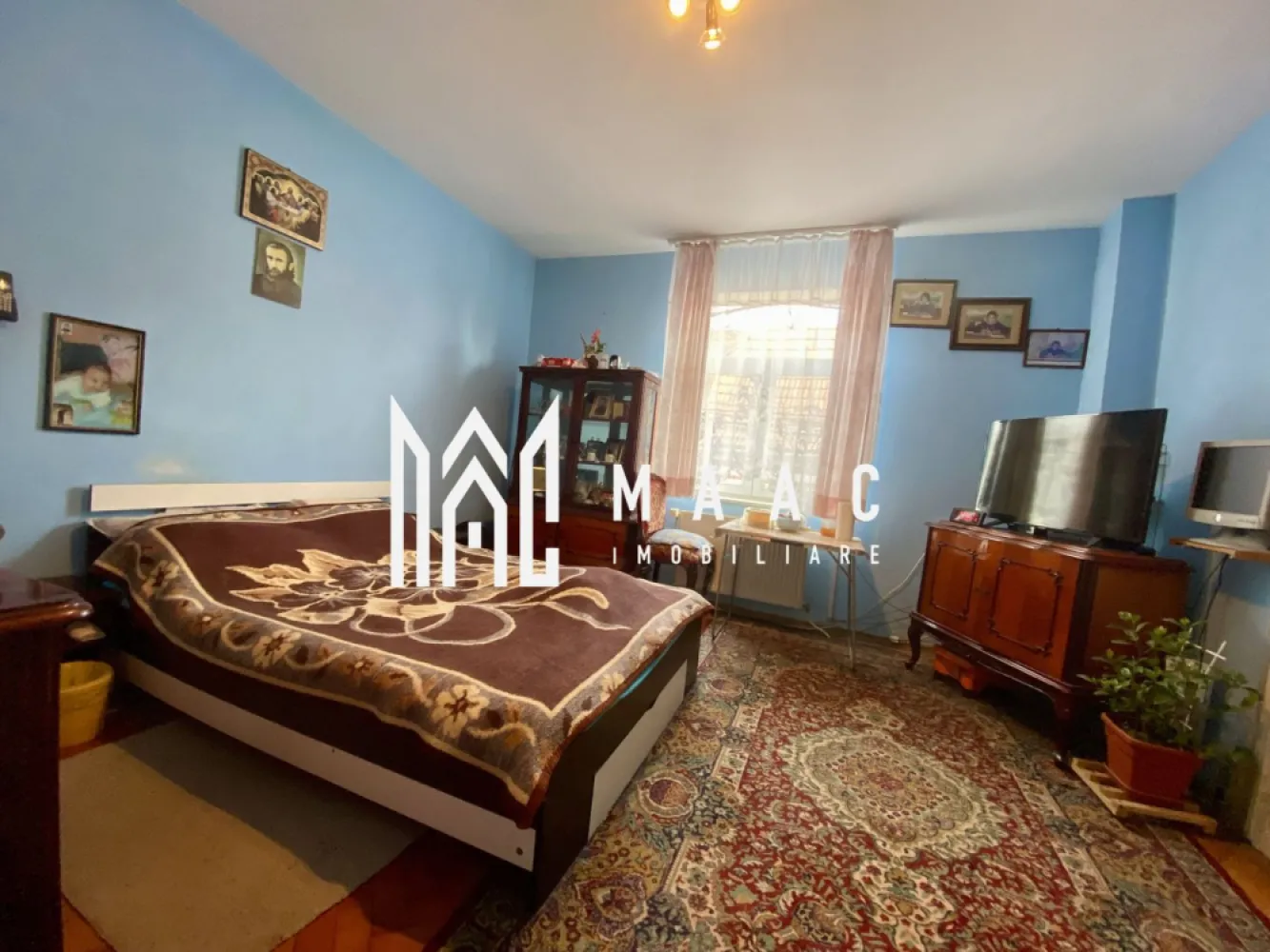 Apartament la casa | 3 camere | 105 MPU | Pivnita | Turnisor - MAAC Imobiliare va propune spre vanzare un apartament la casă cu 3 camere și curte comună in Zona Turnișor. Suprafață utilă de 105 mp. Acces facil la pod, cu intrare din exterior. Dispune de pivniță, ideală pentru depozitare, cu acces direct din curte. Curte comună împărțită cu doi alți locatari. Compartimentare: Fiecare încăpere are acces separat din curte, oferind intimitate și flexibilitate în utilizare. Prima încăpere: 2 camere nedecomandate. Hol de intrare spațios. Pe partea dreaptă se află baia cu cada si geam pentru aerisire. Pe partea stângă, o cămară pentru depozitare. A doua încăpere: Bucătărie bine organizată, cu acces separat din curte. A treia încăpere: Dormitor cu acces independent. Dotări și beneficii: Apartamentul este izolat termic. Compartimentare practică, cu acces separat în fiecare cameră. Pivniță pentru depozitare Localizare și accesibilitate: Situat în cartierul Turnișor, într-o zonă liniștită, cu acces facil la centre comerciale, magazine și alte servicii esențiale. Acces rapid către zonele centrale ale orașului, transport în comun. Pentru mai multe detalii precizati telefonic ca ati vazut anuntul cu ID: CP2371393 }}